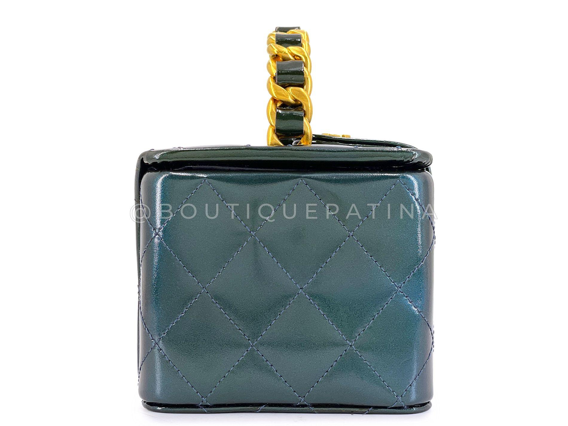Chanel 1995 Runway Patent Forest Green Mini Vanity Case Bag 24k GHW 68730 Excellent état - En vente à Costa Mesa, CA