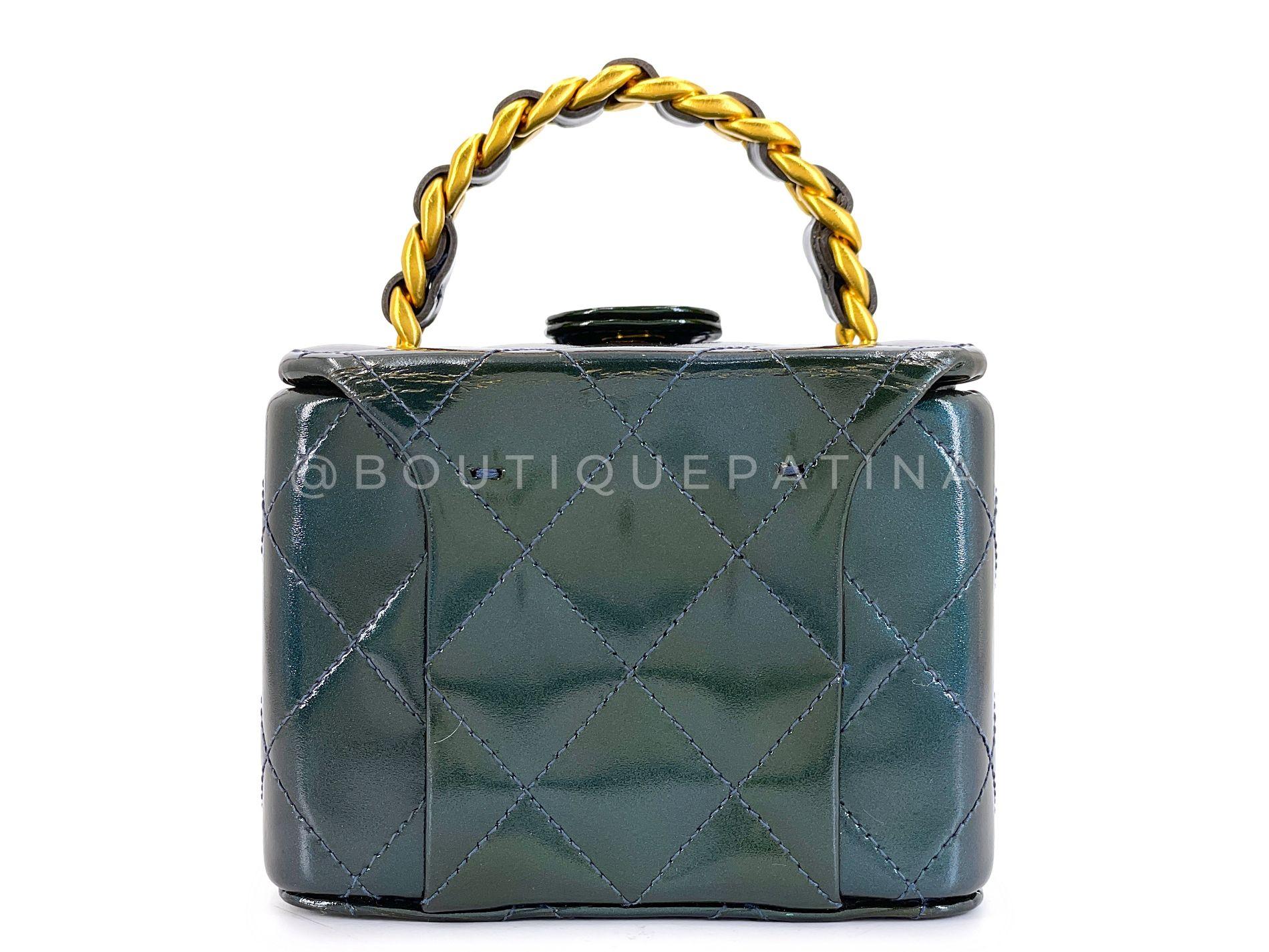 Chanel 1995 Runway Patent Forest Green Mini Vanity Case Bag 24k GHW 68730 Pour femmes en vente