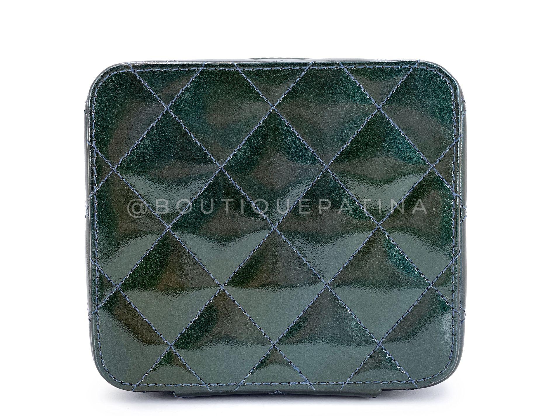 Chanel 1995 Runway Patent Forest Green Mini Vanity Case Bag 24k GHW 68730 en vente 1