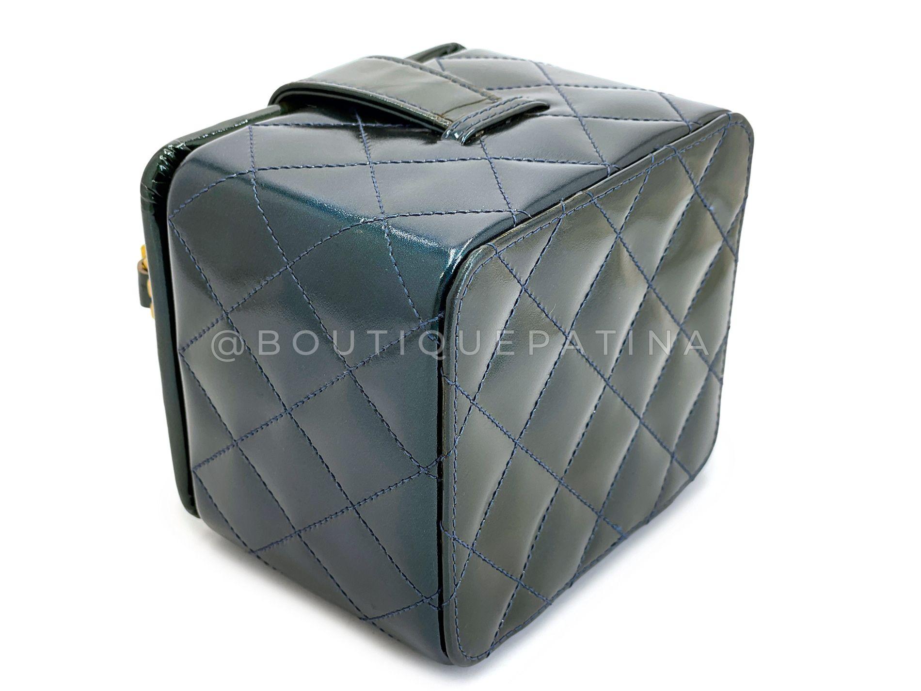 Chanel 1995 Runway Patent Forest Green Mini Vanity Case Bag 24k GHW 68730 en vente 2