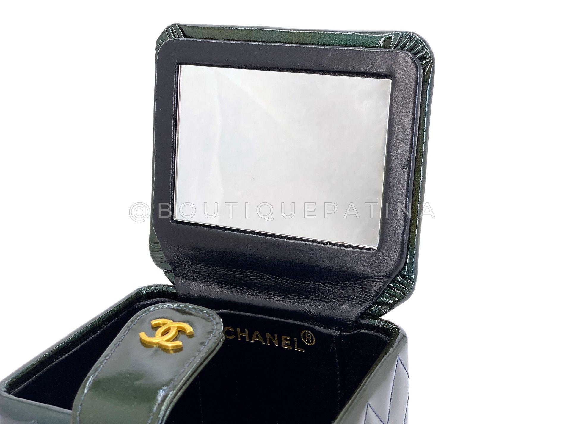 Chanel 1995 Runway Patent Forest Green Mini Vanity Case Bag 24k GHW 68730 en vente 4