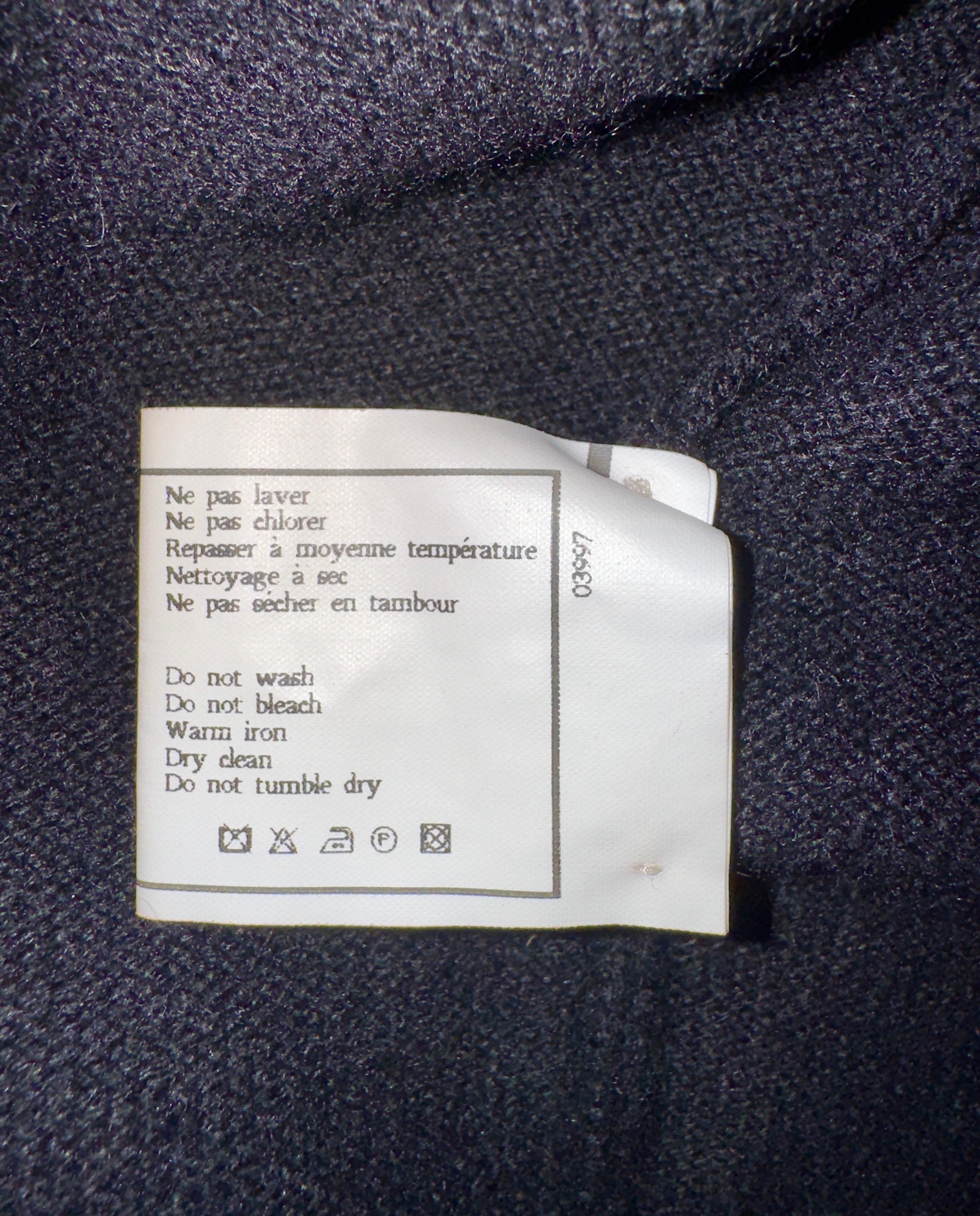 Chanel 1995 Firma in cashmere CC Logo Cardigan Giacca Top Cropped Twin Set 38 in vendita 6