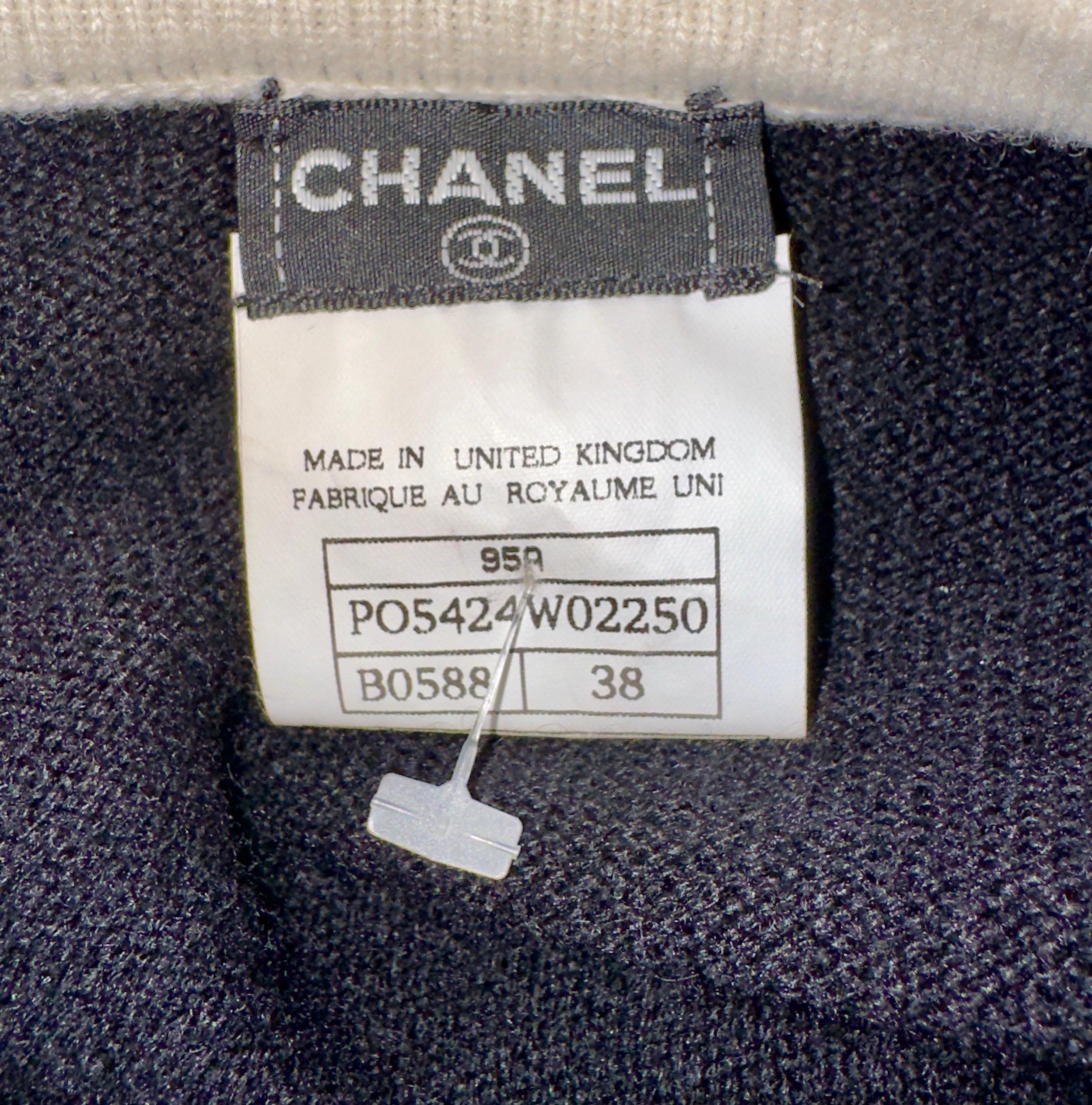 Chanel 1995 Firma in cashmere CC Logo Cardigan Giacca Top Cropped Twin Set 38 in vendita 7