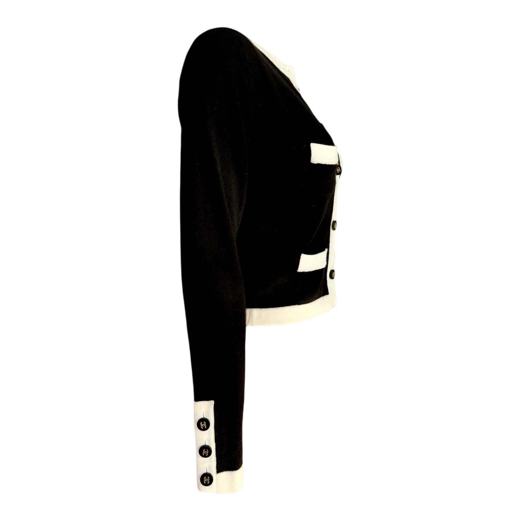 Incredibile set di gemelli Chanel
Disegnato da Karl Lagerfeld for Chanel
Dalla famosa collezione FW 1995
Composto da due pezzi, pullover e cardigan
Maglione nero con bottone con logo CC sul retro
Cardigan con 4 tasche frontali
Si chiude con i