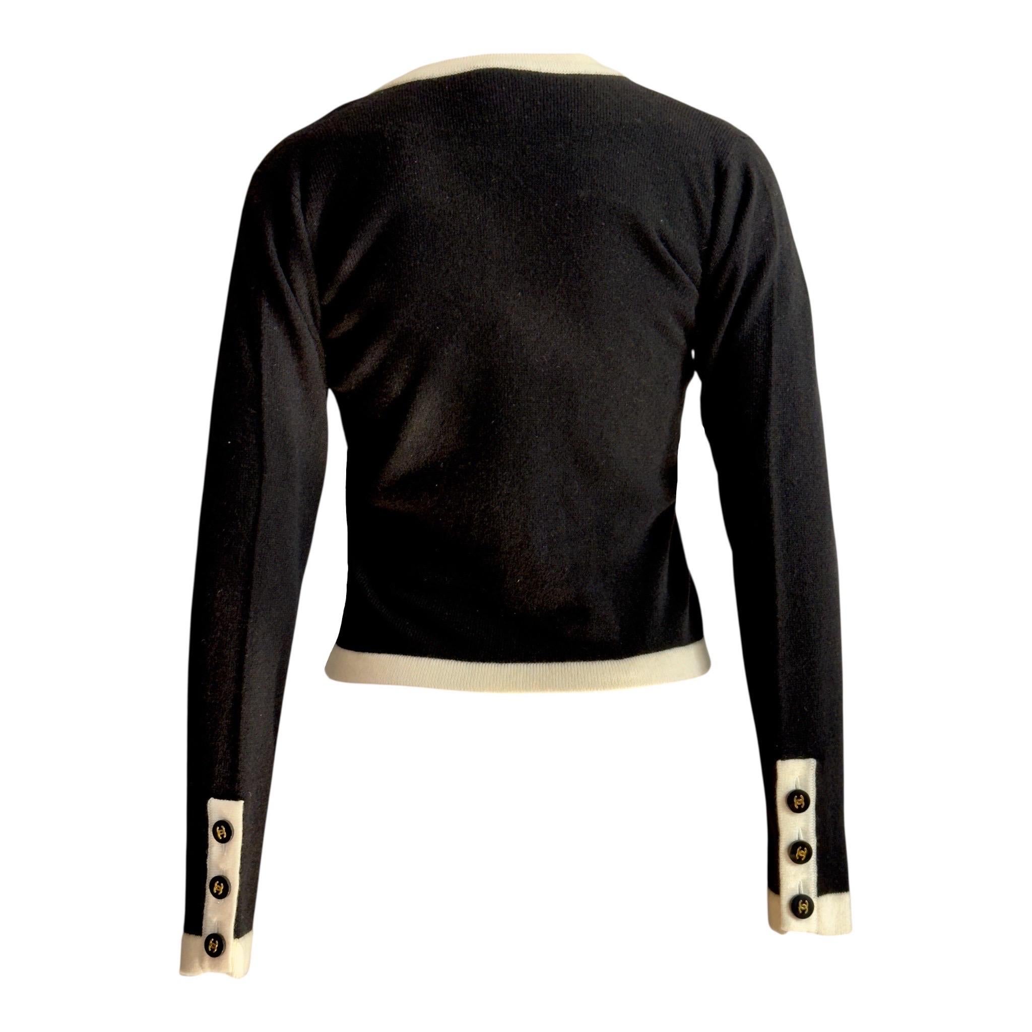 Nero Chanel 1995 Firma in cashmere CC Logo Cardigan Giacca Top Cropped Twin Set 38 in vendita