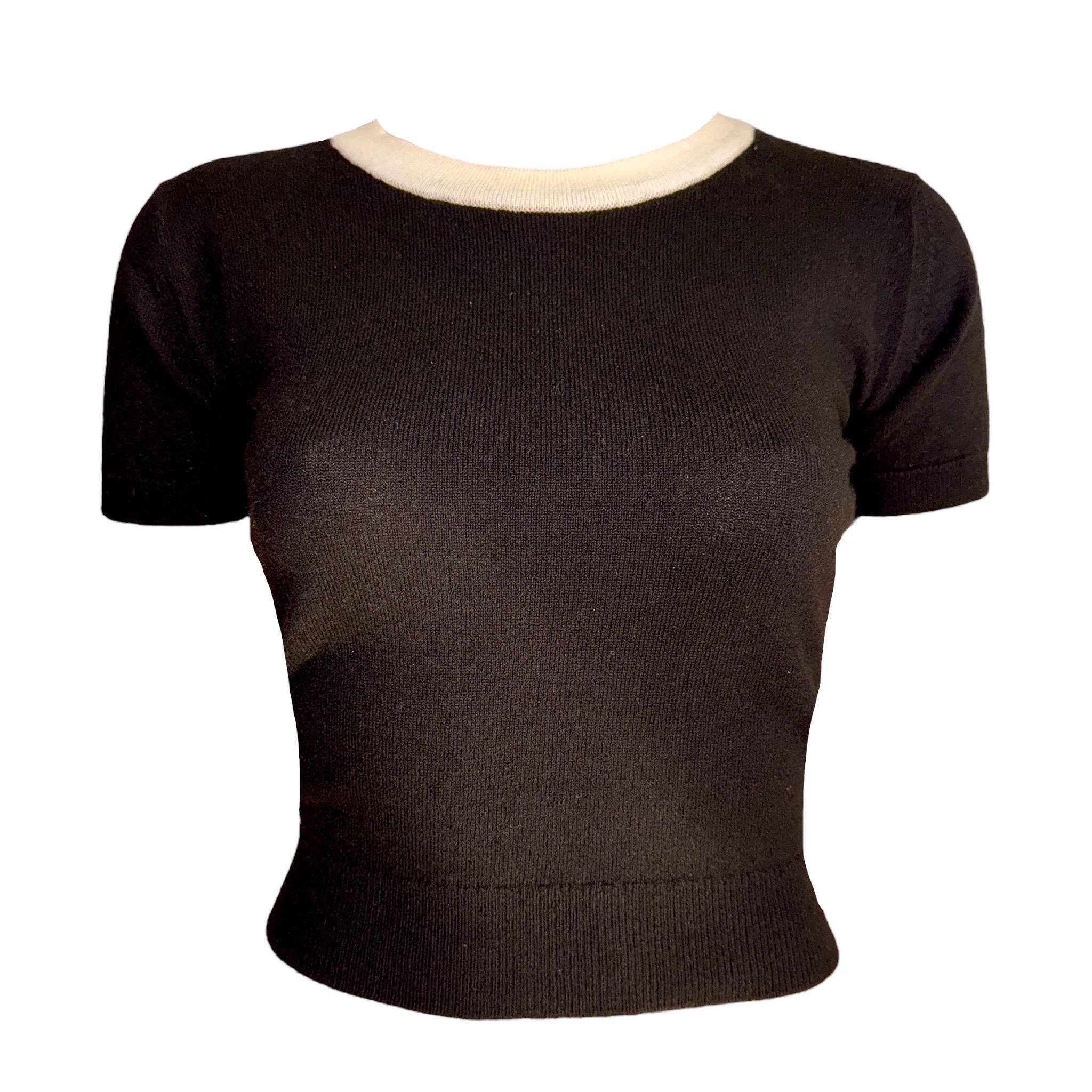 Chanel 1995 Firma in cashmere CC Logo Cardigan Giacca Top Cropped Twin Set 38 In condizioni buone in vendita a Switzerland, CH