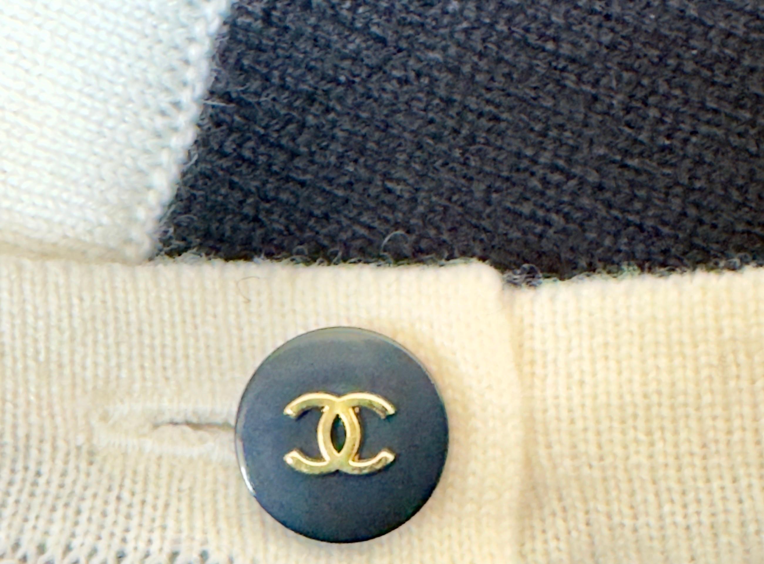 Chanel 1995 Firma in cashmere CC Logo Cardigan Giacca Top Cropped Twin Set 38 in vendita 1