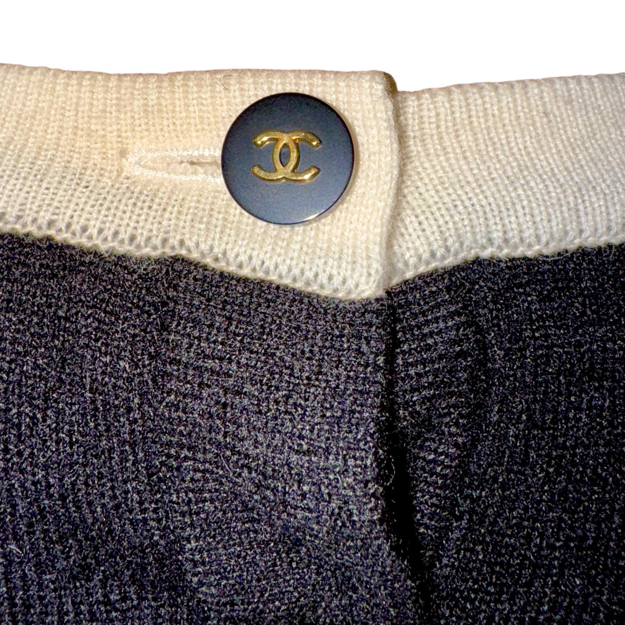 Chanel 1995 Firma in cashmere CC Logo Cardigan Giacca Top Cropped Twin Set 38 in vendita 2