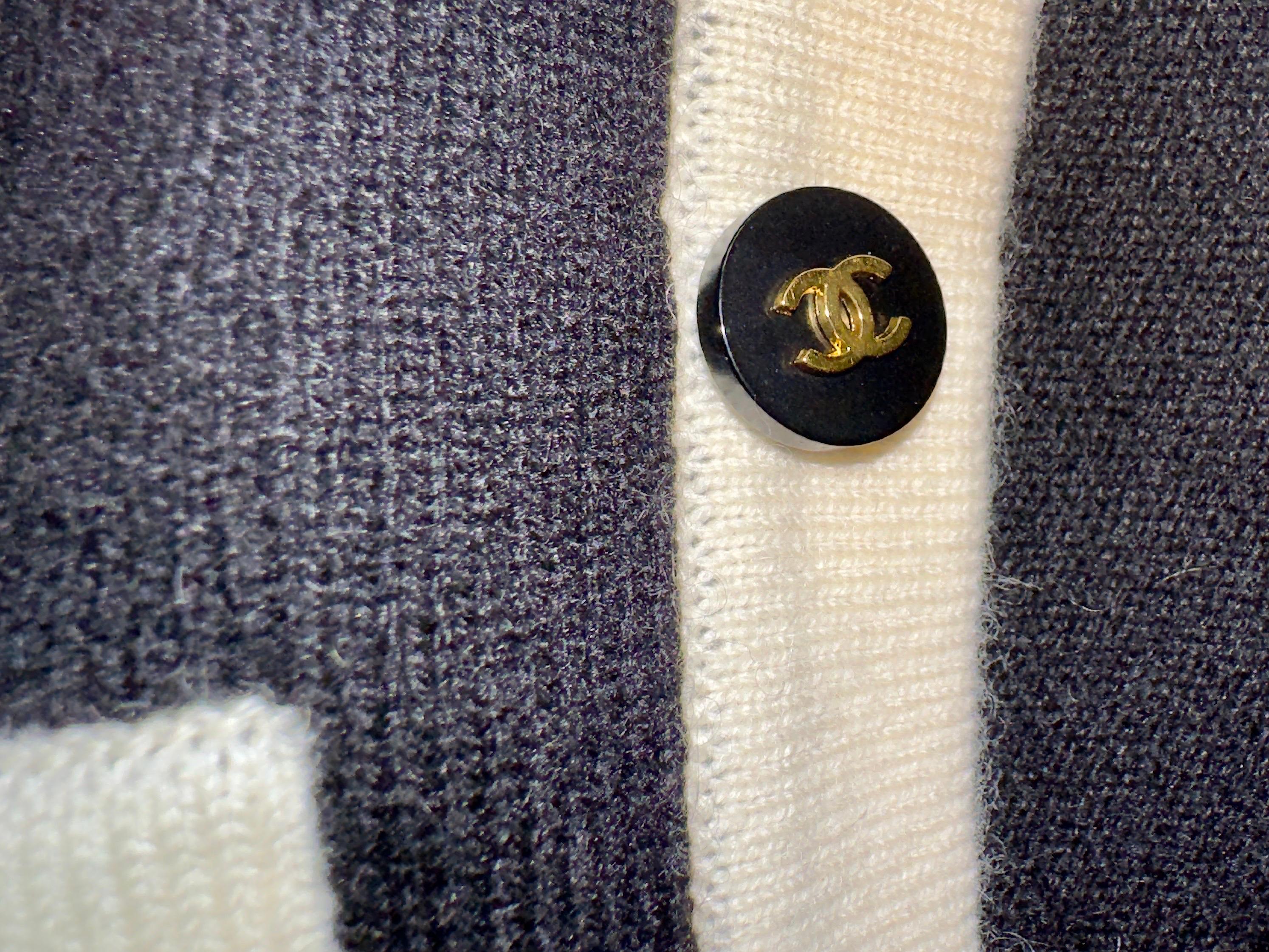 Chanel 1995 Firma in cashmere CC Logo Cardigan Giacca Top Cropped Twin Set 38 in vendita 3