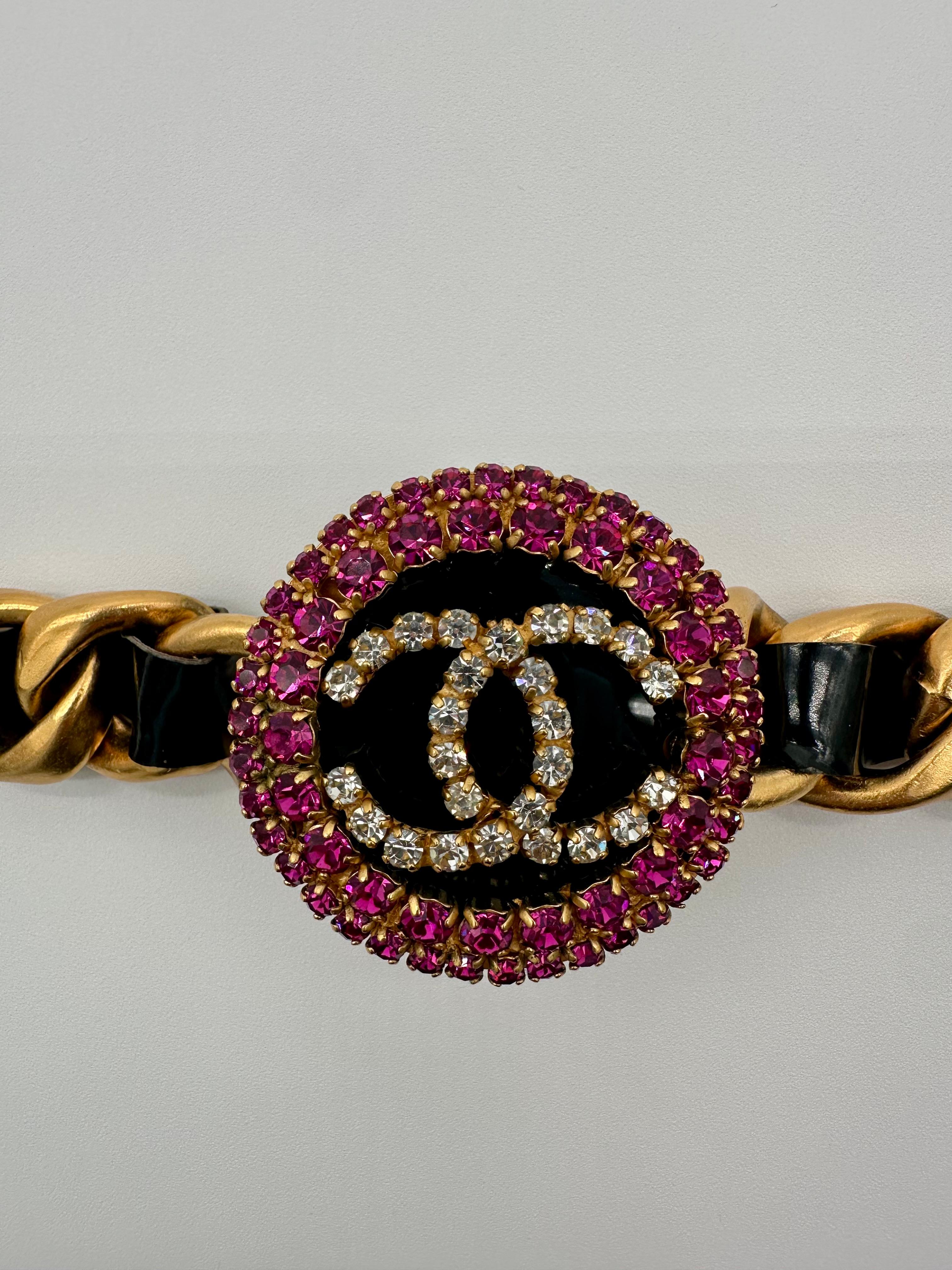 Una rara gemma della collezione primavera 1995 di Chanel, questo iconico girocollo di Barbie è il preferito dai collezionisti e uno dei colori più ricercati mai prodotti. Realizzata sotto la direzione di Karl Lagerfeld, presenta il logo CC al centro