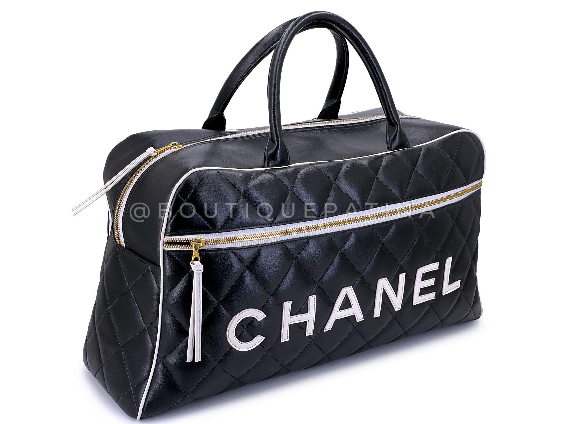 Artikel speichern: 68750
Schick und modern und doch ganz im Vintage-Stil ist diese Chanel Letter Logo Large Bowler Duffle Bag von 1995.

Es handelt sich um eine große Reisetasche mit einer Außentasche mit Reißverschluss, einem Innenraum aus