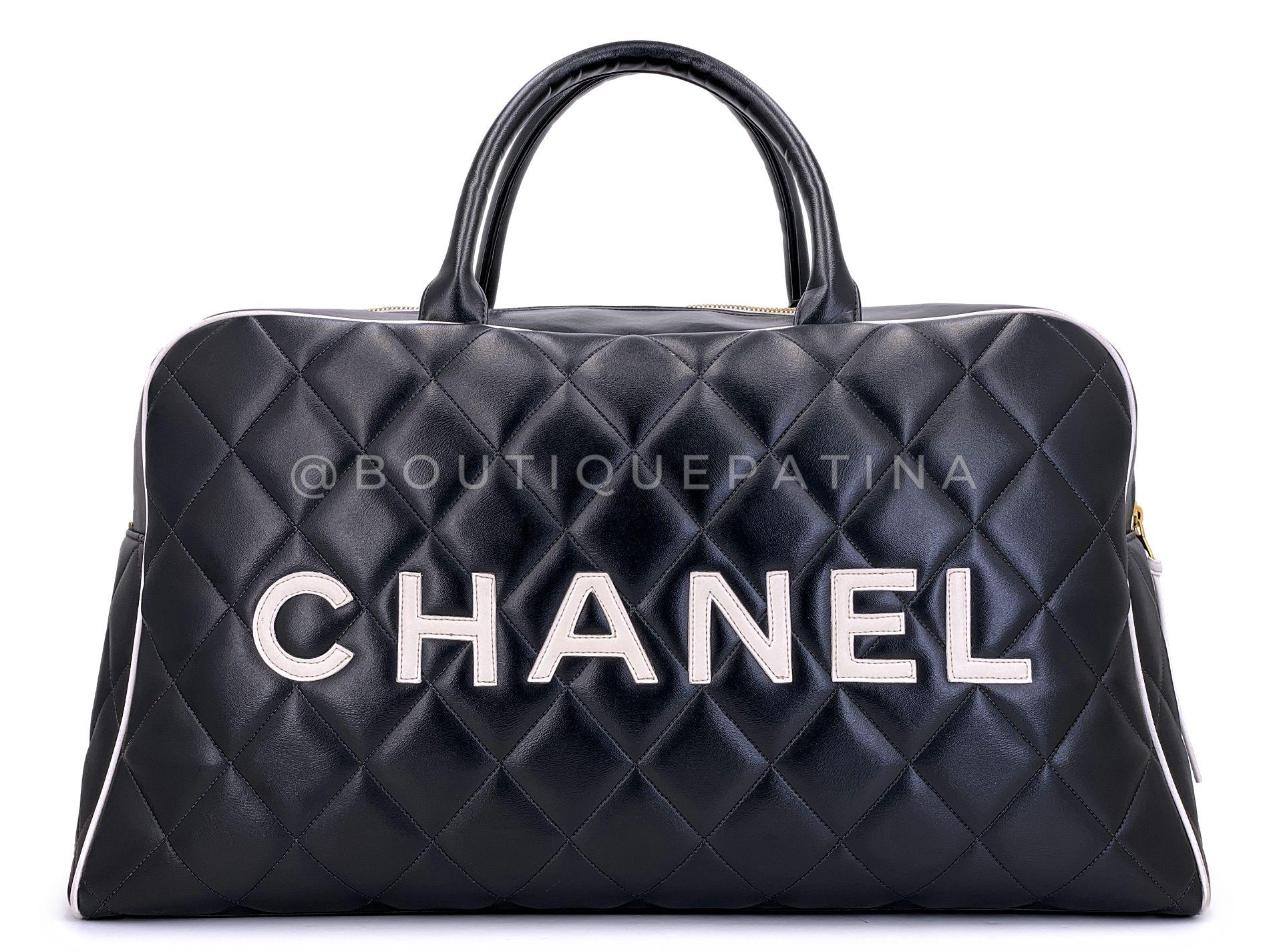 Chanel 1995 Vintage schwarzer Brief große Bowler Duffle Bag 68750 im Zustand „Hervorragend“ im Angebot in Costa Mesa, CA
