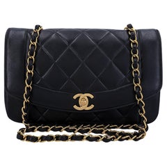 Chanel 1995 Vintage Schwarze kleine Diana Tasche aus Lammfell 24k GHW 65663, schwarz
