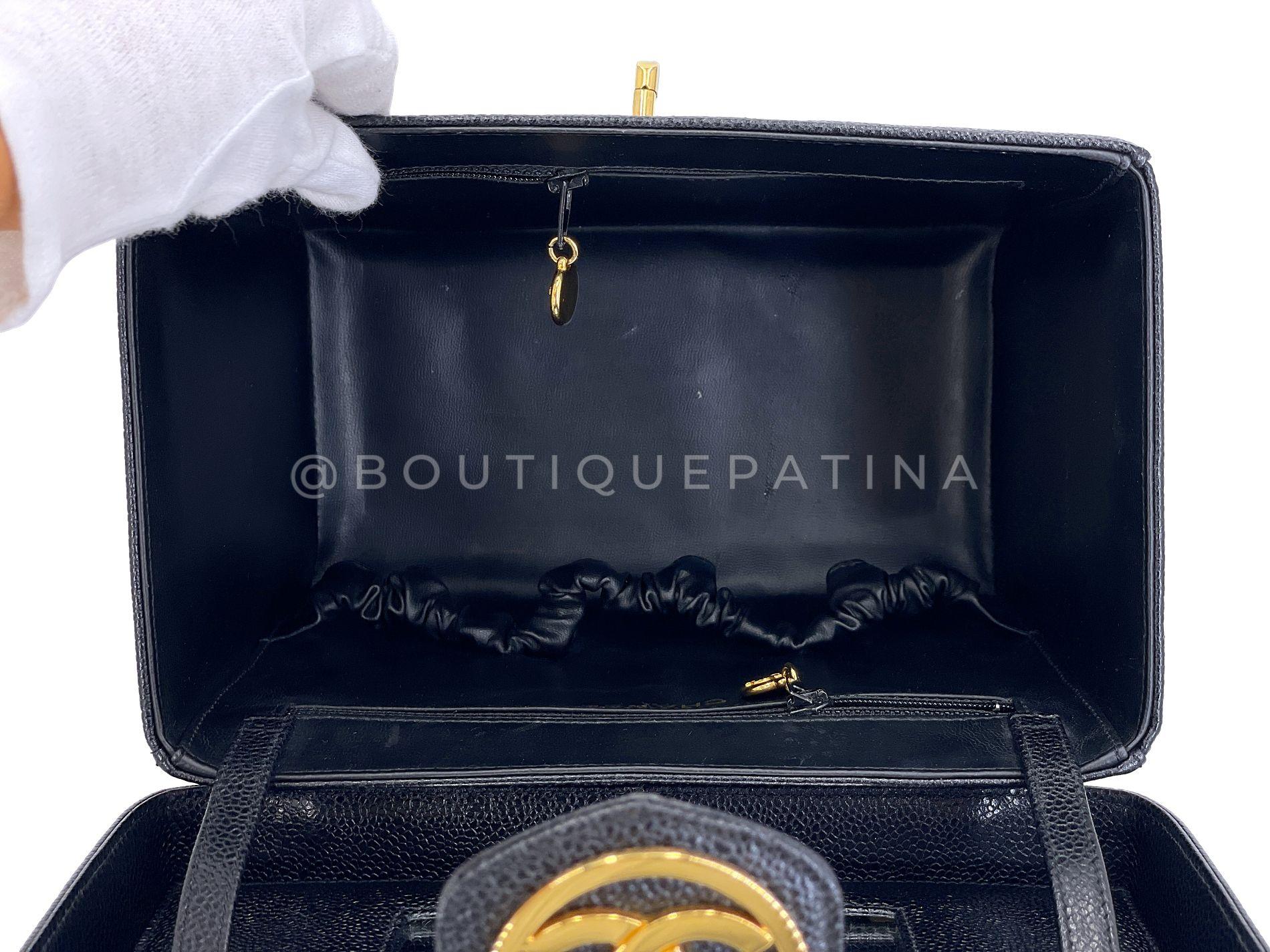 Chanel 1995 Vintage Caviar Box Vanity Case w Strap Bag 24k GHW 68869 en vente 5