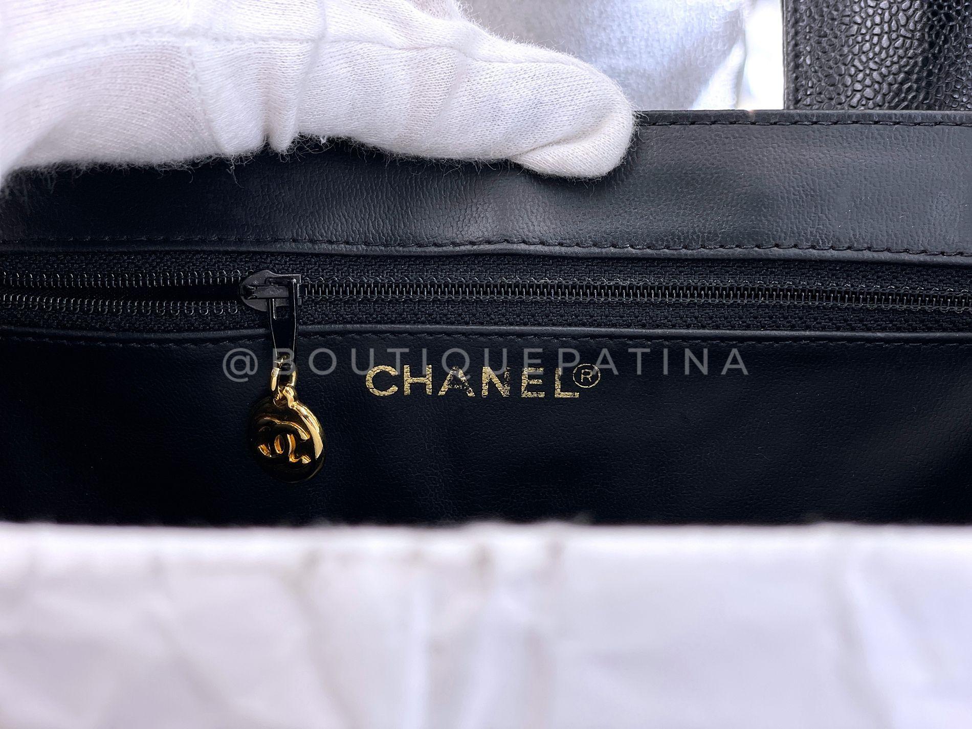 Chanel 1995 Vintage Caviar Box Vanity Case w Strap Bag 24k GHW 68869 en vente 6