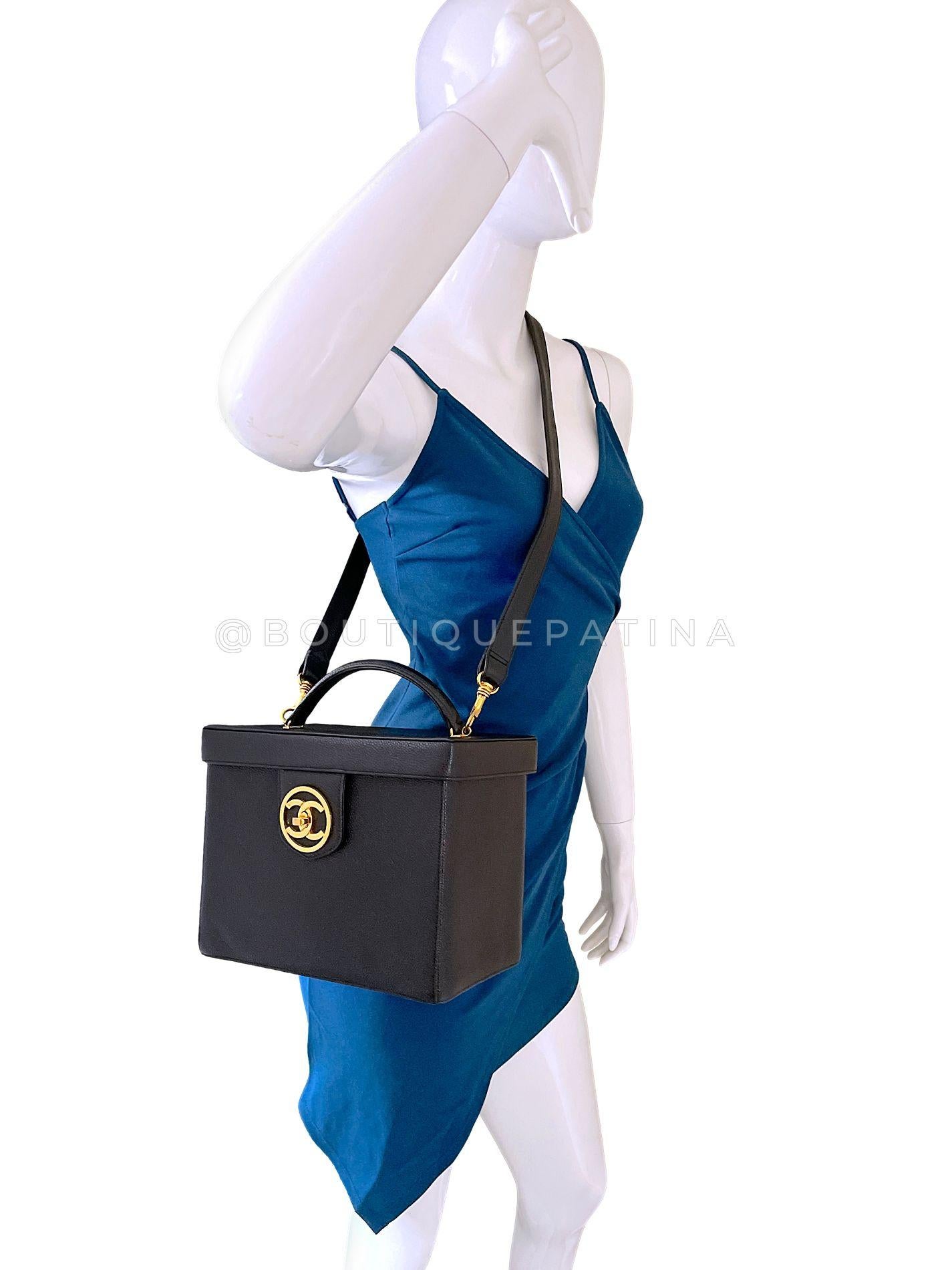 Chanel 1995 Vintage Caviar Box Vanity Case w Strap Bag 24k GHW 68869 en vente 9