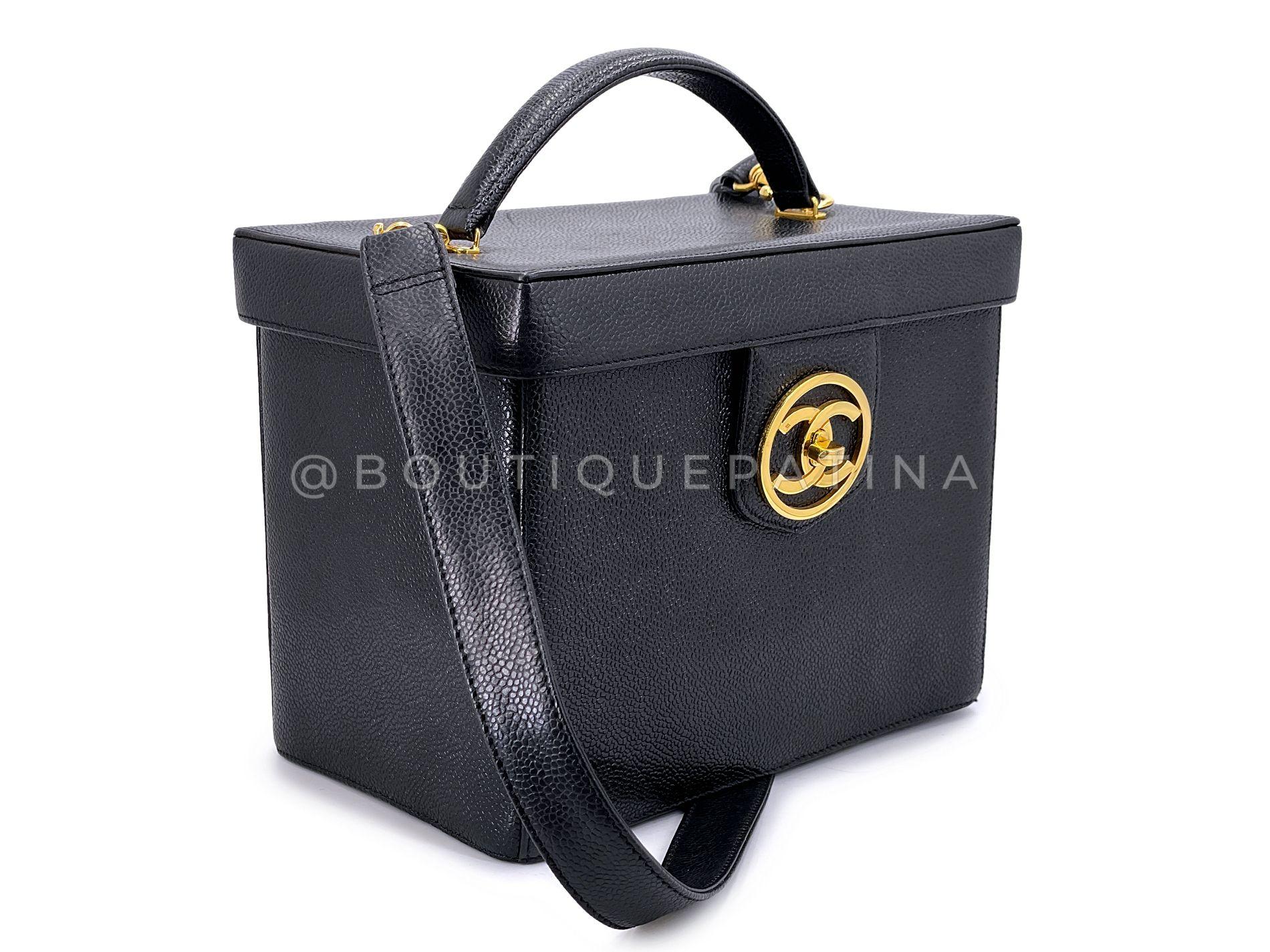 Article de magasin : 68869
Depuis plus de 20 ans, Boutique Patina s'est spécialisée dans la recherche et la sélection des accessoires vintage et de collection les plus authentiques en fouillant les placards du monde entier. 

Ce trésor de Chanel