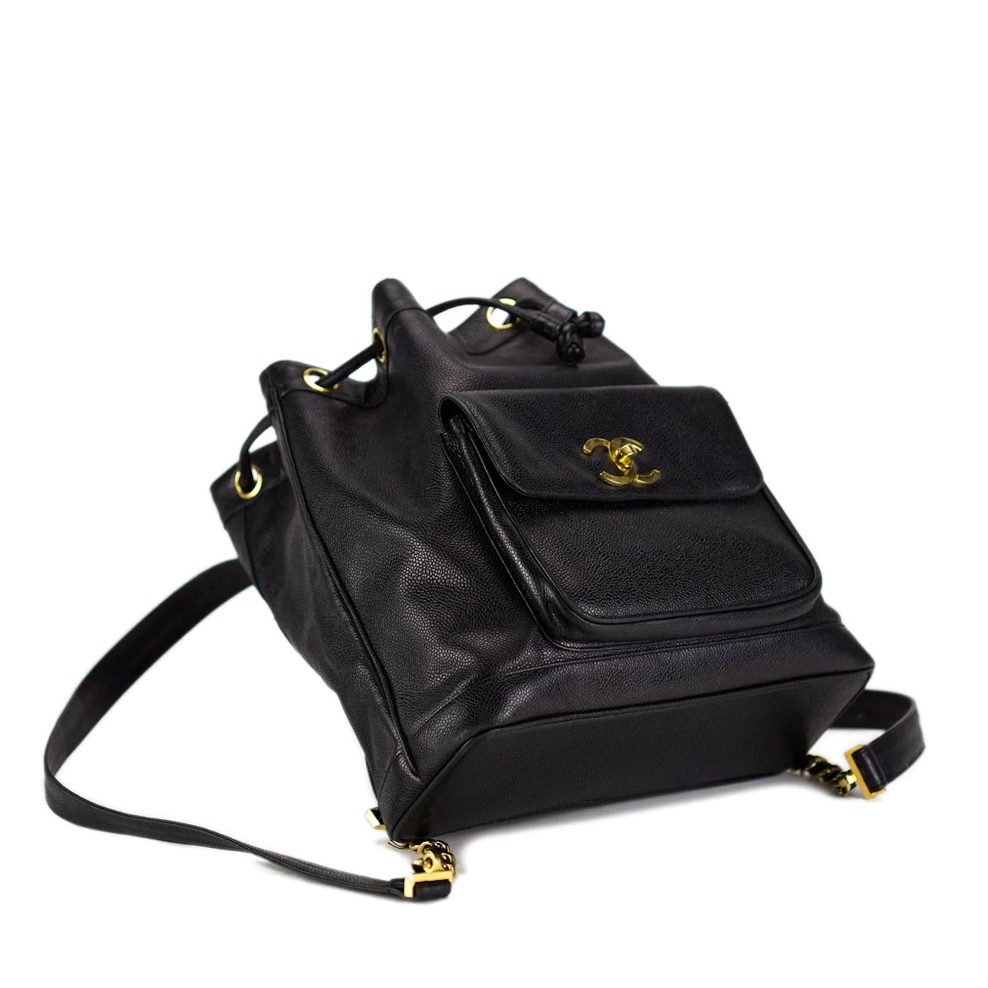 Noir Chanel 1995 Vintage Caviar Drawstring Pocket Backpack en vente