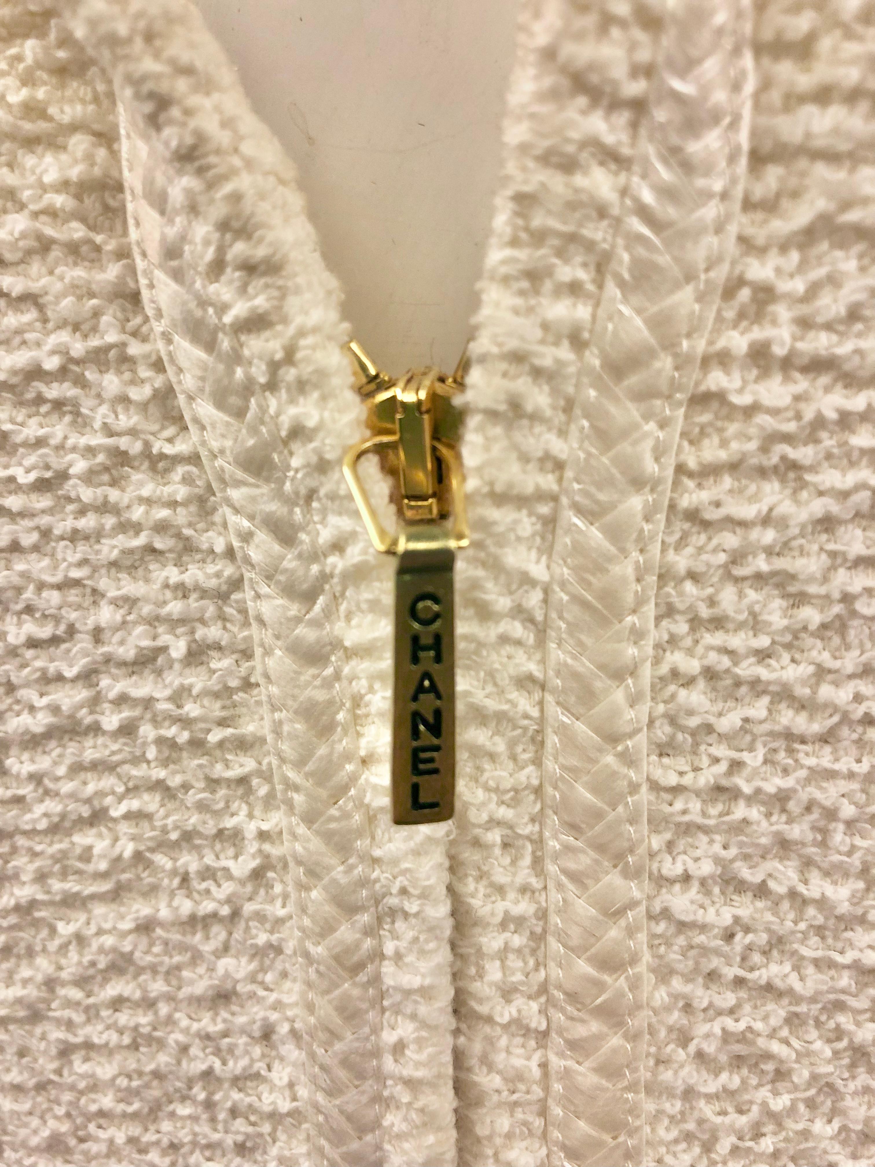 - Vintage Chanel white tweed short sleeves jacket from spring 1995 collection. 

-  Four front pockets. 

- Chanel gold-toned hardware front chest and side hem zipper closure. 

- “CC” lining. 

- Size 40. ( fits like a 38). 

- Material: 62 cotton,