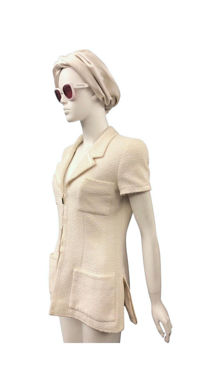 Chanel 1995 White Tweed Short Sleeves Jacket In Excellent Condition For Sale In Sheung Wan, HK