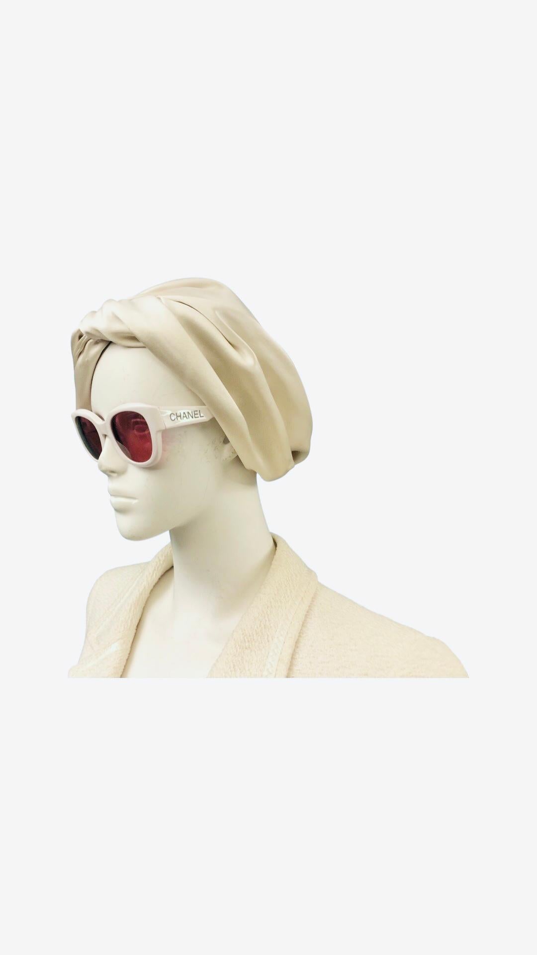 Women's or Men's Rare Chanel 1995 White Tweed Short Sleeves Jacket For Sale