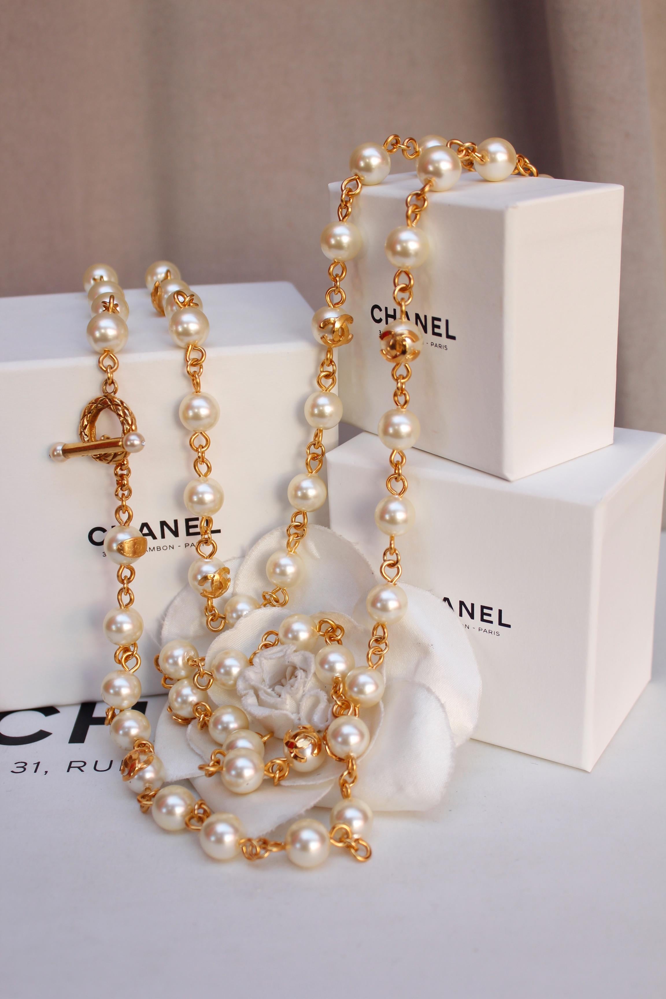 CHANEL (Made in France) 

Lovely long necklace composed pearly glass beads and gilted metal elements. Some of the faux-pearls are adorned by golden CC logo

Signed on a plate next to the clasp

Spring / Summer 1995 Collection.

Length 136 cm (53.5