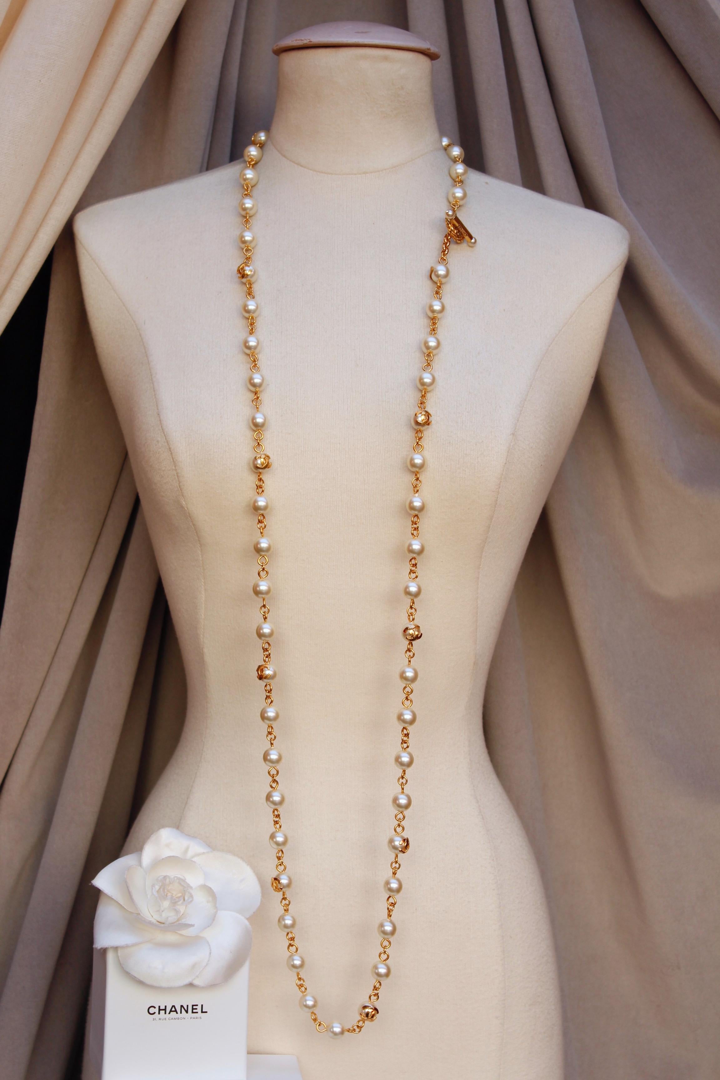 CHANEL 1995P Long faux-pearl beaded necklace In Excellent Condition In Paris, FR