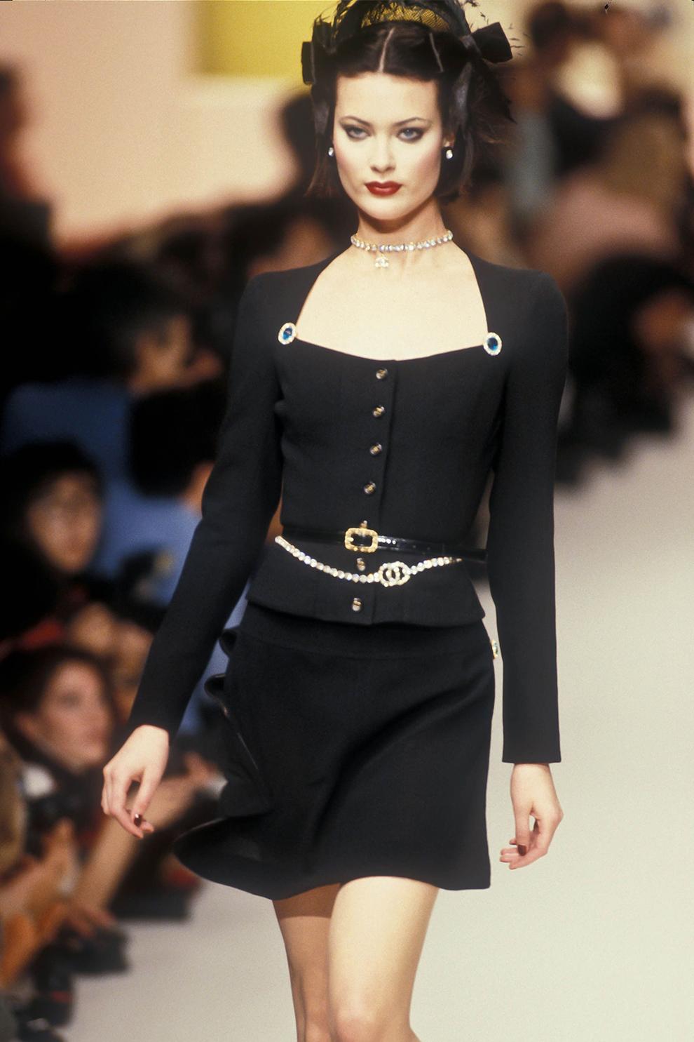 Women's Chanel 1995s Iconic Catwalk Black Patent Leather Belt 