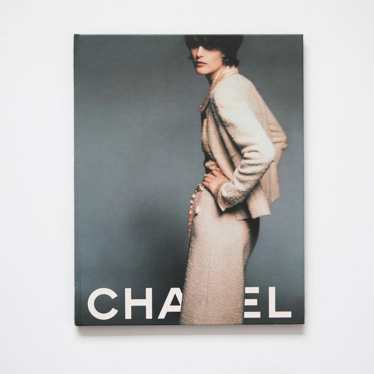 CHANEL 1996 - 1997 Autumn Winter Catalogue photographed by Karl Lagerfeld In Good Condition In Arnsberg, NW