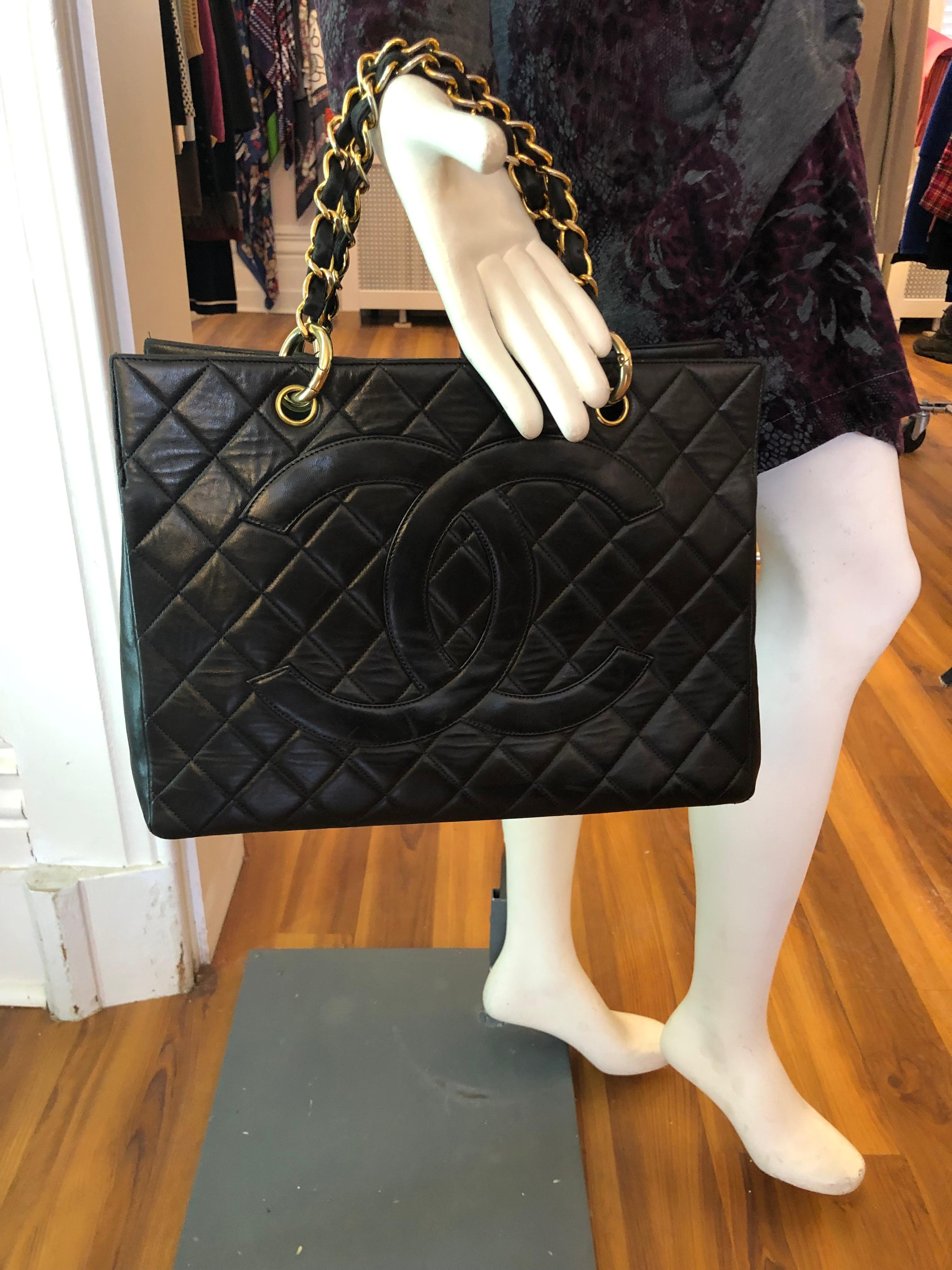 Made in France this Chanel quilted caviar leather bag is in very good condition. It features an interlocking CC logo at the front; interwoven leather/chain strap; leather lining with one zip pocket and one open; a rectangle body; open top; gold-tone