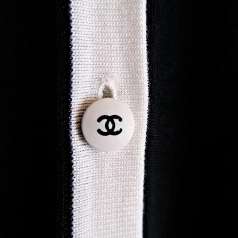 Women's CHANEL 1996 CC Logo Black and White Contrast Knit Cardigan For Sale