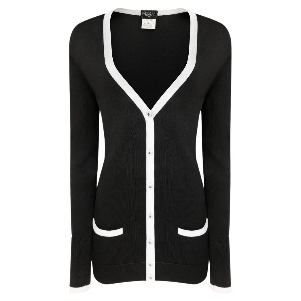 CHANEL 1996 CC Logo Black and White Contrast Knit Cardigan For Sale