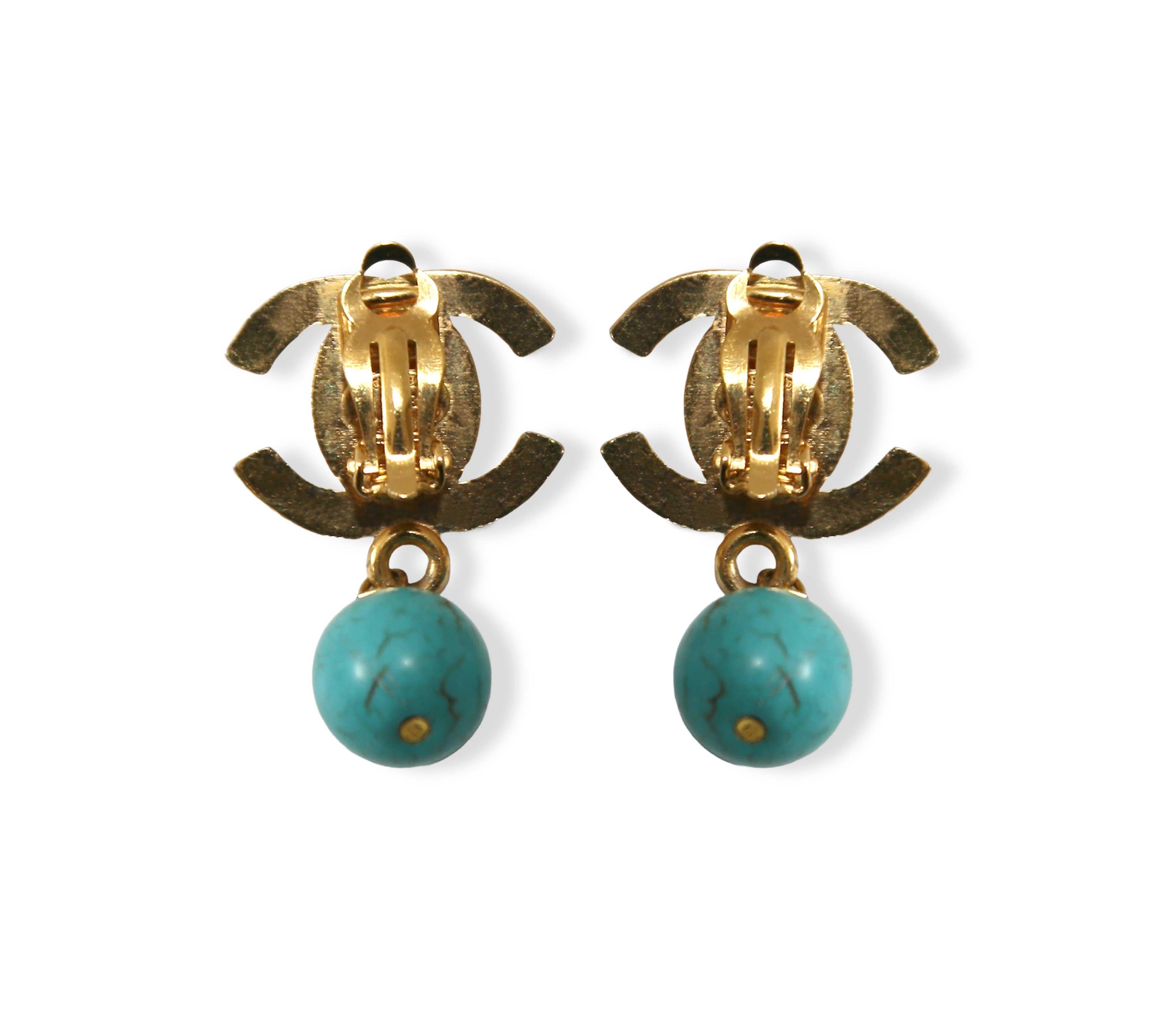 - Circa 1996
- Gold & turquoise
- Gold plated
- Signature interlocking CC logo
- Clip-on fastening
- No need for pierced ears
- These earrings come as a pair
- Condition: Excellent
Earrings in great condition with minimal signs of use.

Please