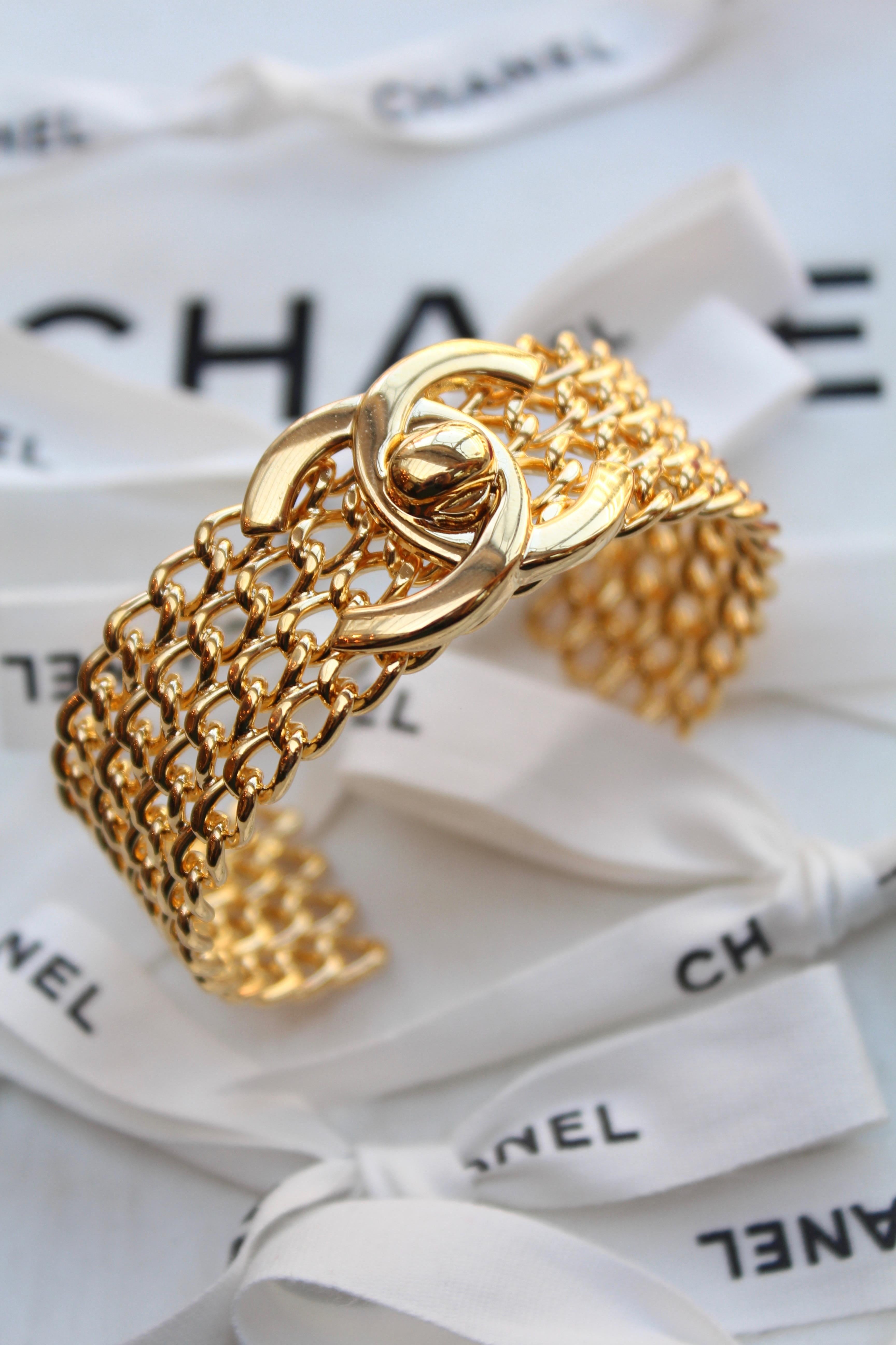 CHANEL 1996 P gilted metal twist lock cuff bracelet In Excellent Condition In Paris, FR