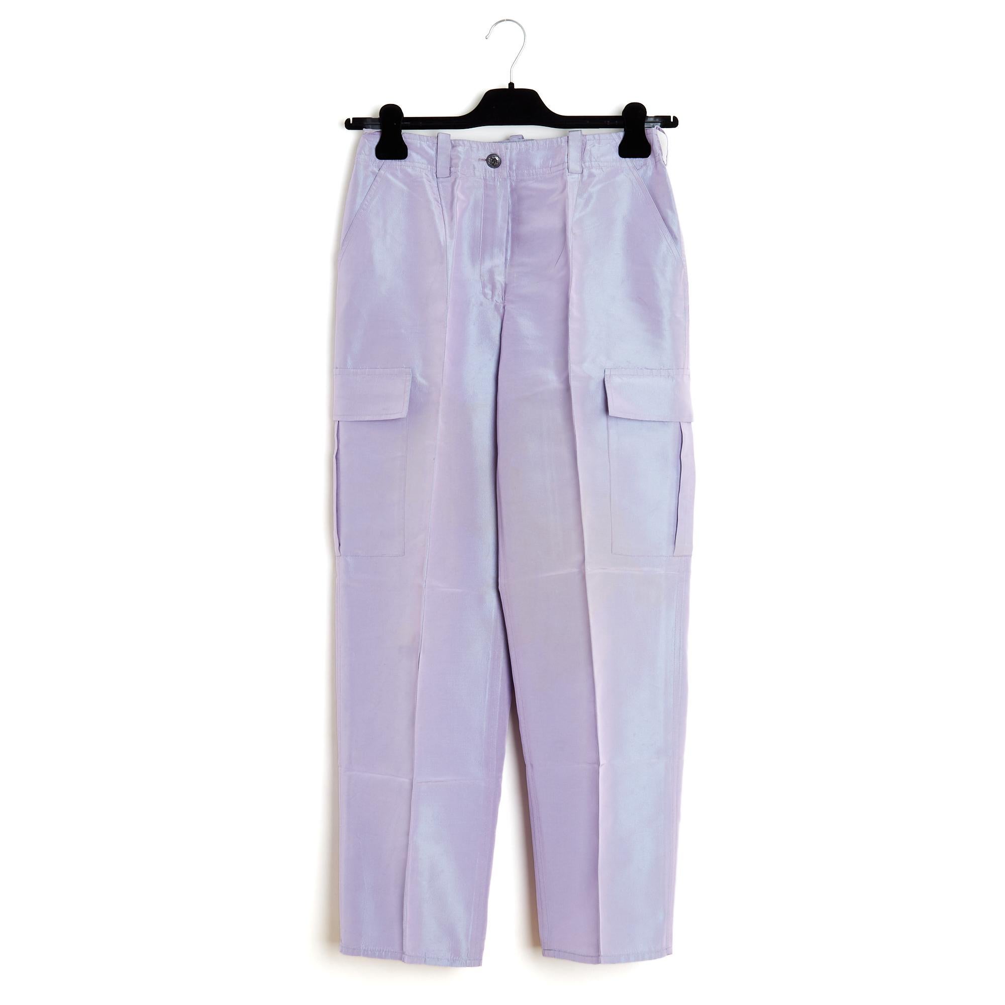 Chanel pants from the AH 1996 collection by Karl Lagerfeld, cargo or wide-legged trousers in mauve-purple silk ottoman, high waist with belt loops, closed by a zip and a silver metal CC button, stitched pleat at the front and back of the leg, 2 side