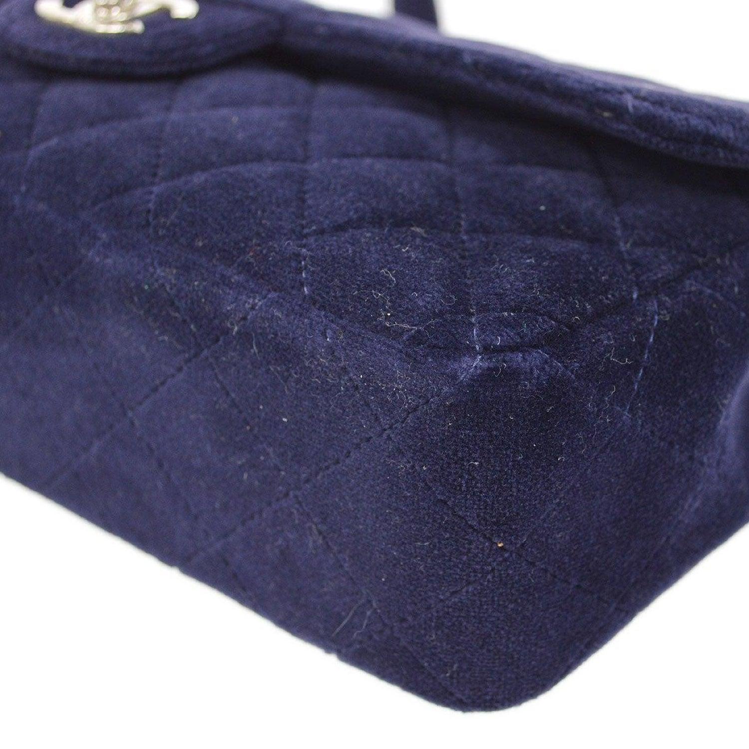 Chanel 1996 Rare Medium Classic Flap Navy Blue Velvet Quilted Backpack Bag en vente 3