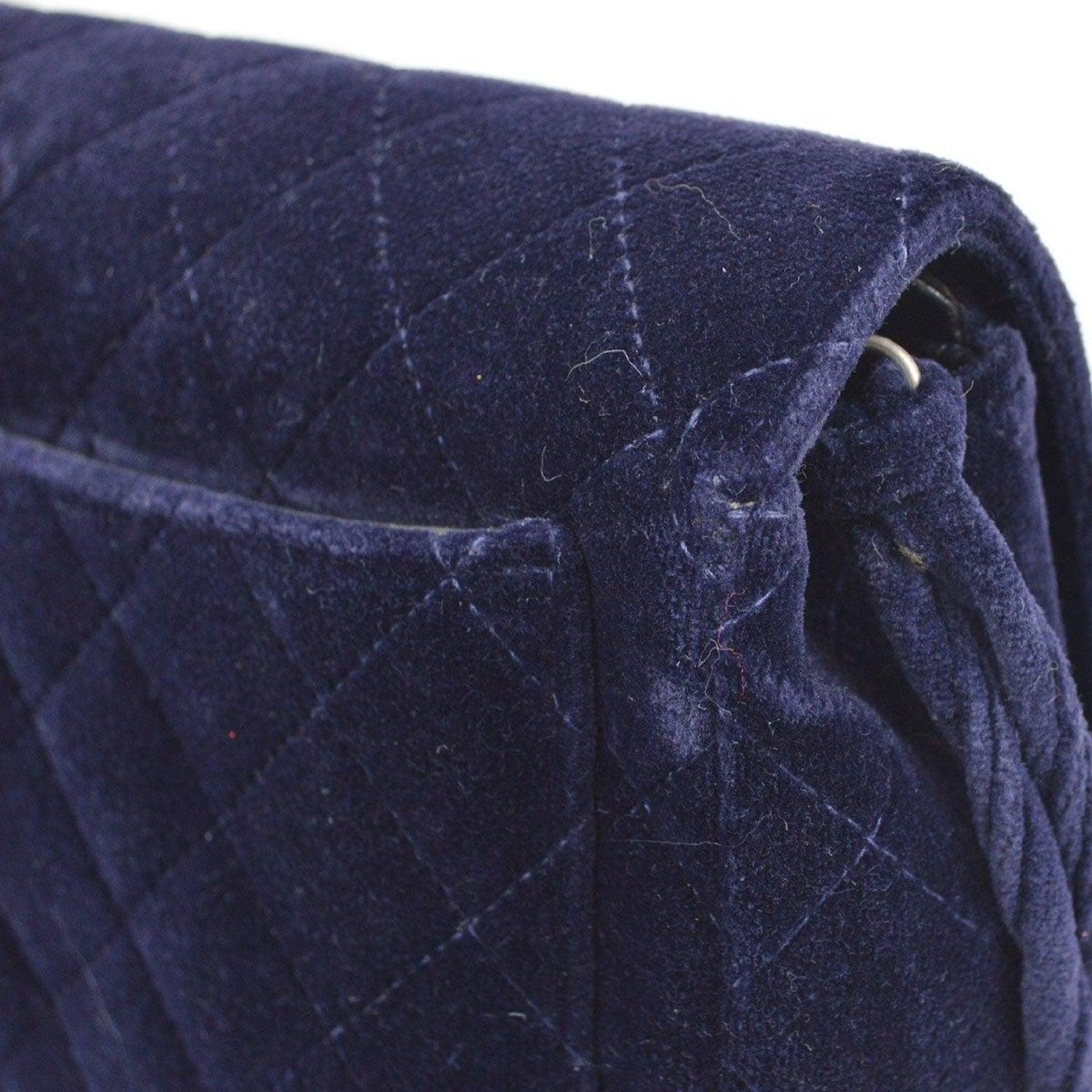 Chanel 1996 Rare Medium Classic Flap Navy Blue Velvet Quilted Backpack Bag en vente 4