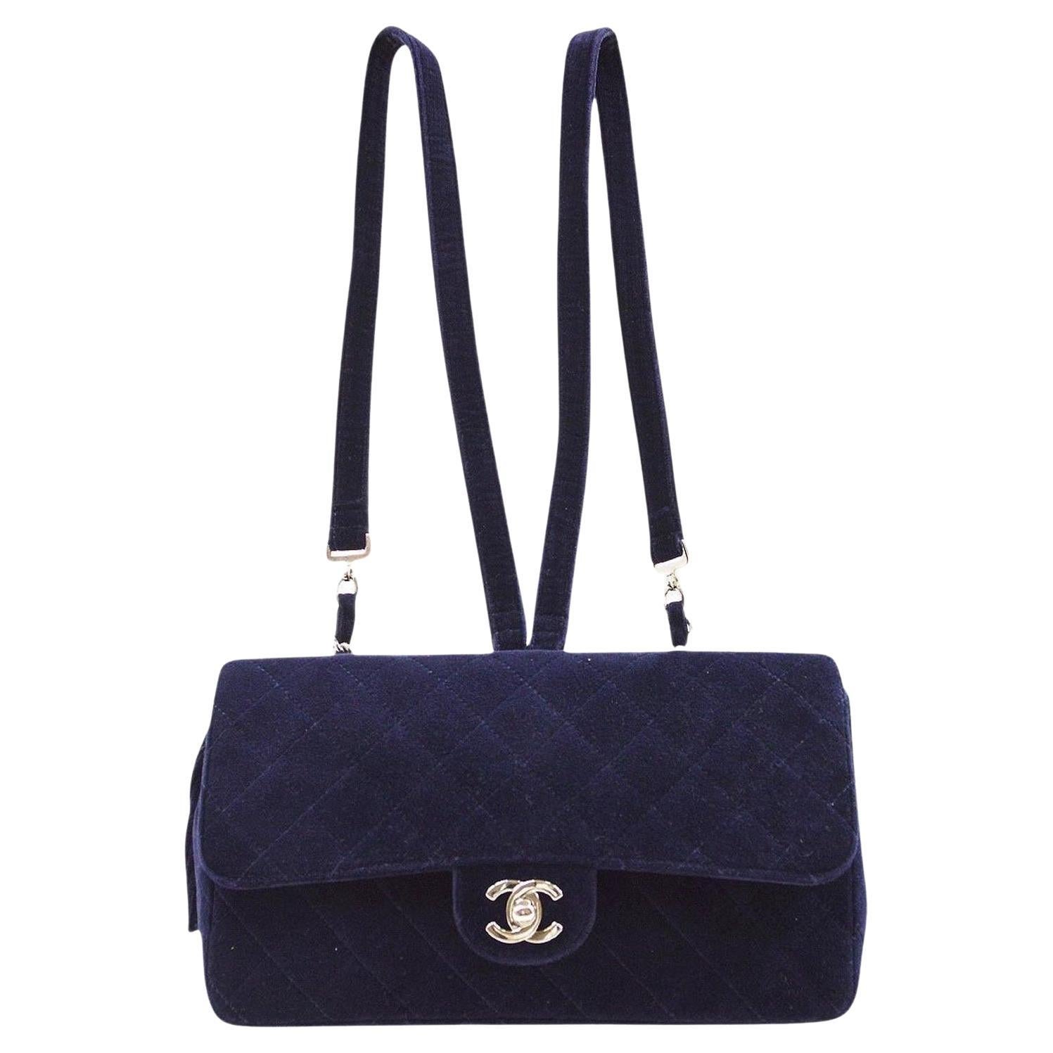 Chanel 1996 Rare Medium Classic Flap Borsa zaino trapuntata in velluto blu navy