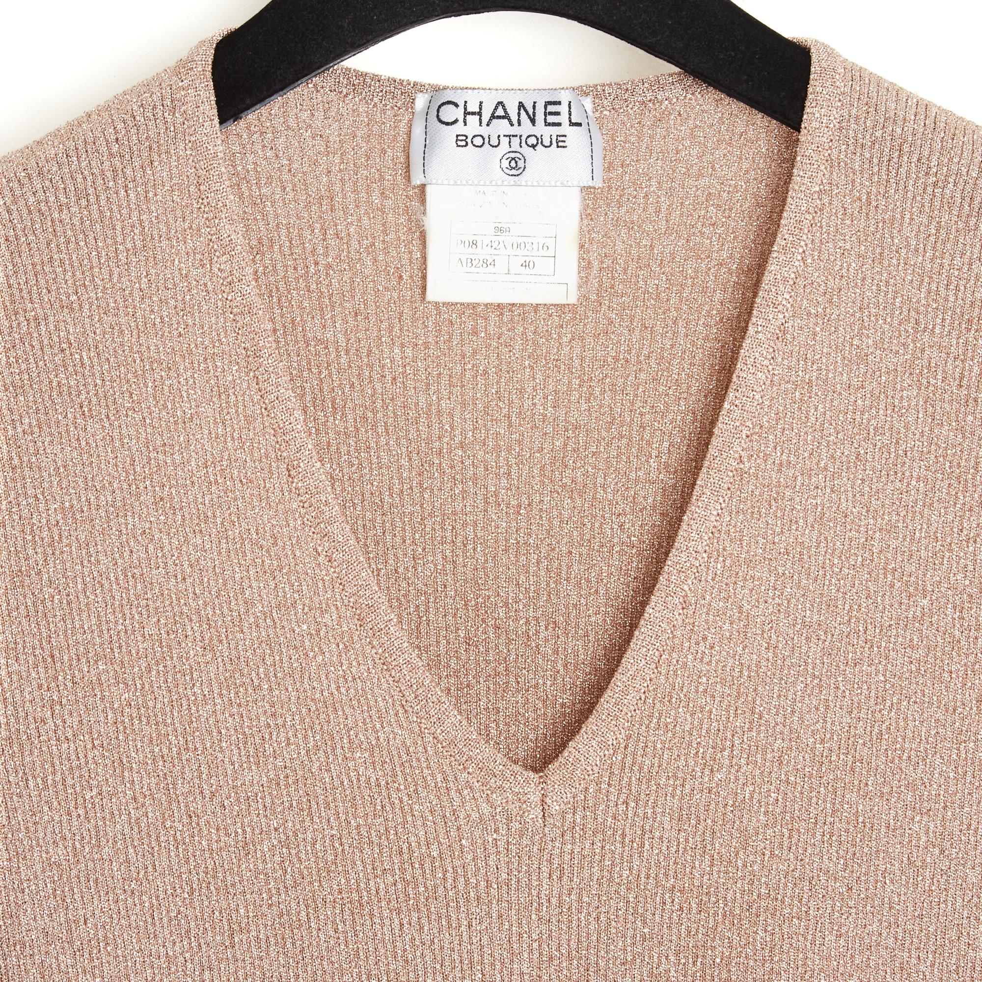 Chanel dress from the AW 1996 collection by Karl Lagerfeld in beige viscose and gold lurex knit, V-neck, short sleeves, mid-length, CC logo embroidered on the right inner side, unlined. Size 40FR or UK12 and US10 (measurements taken flat, without