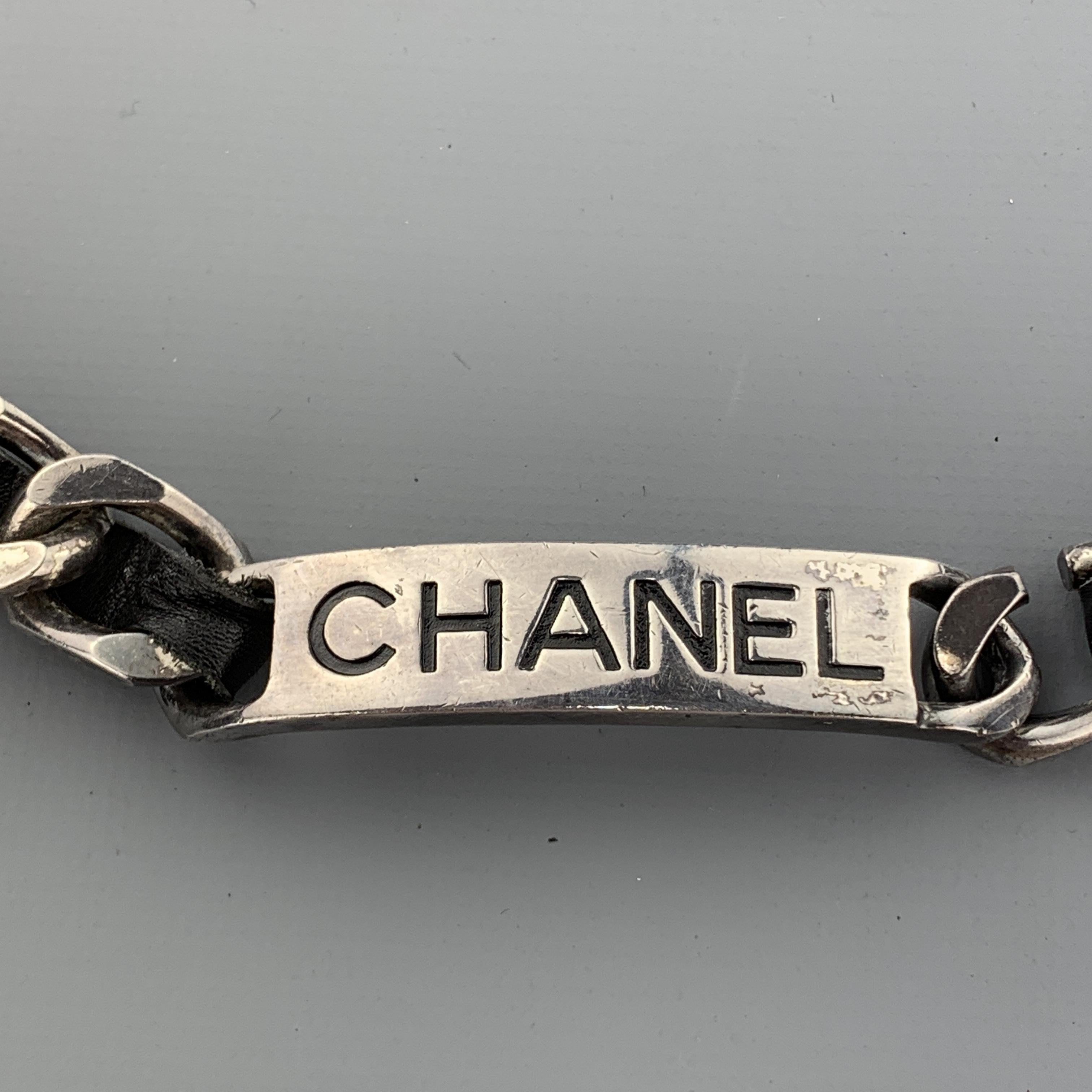 CHANEL 1996 Silver Tone Metal Black Leather Woven Curb Chain Label Plaque Belt In Good Condition In San Francisco, CA