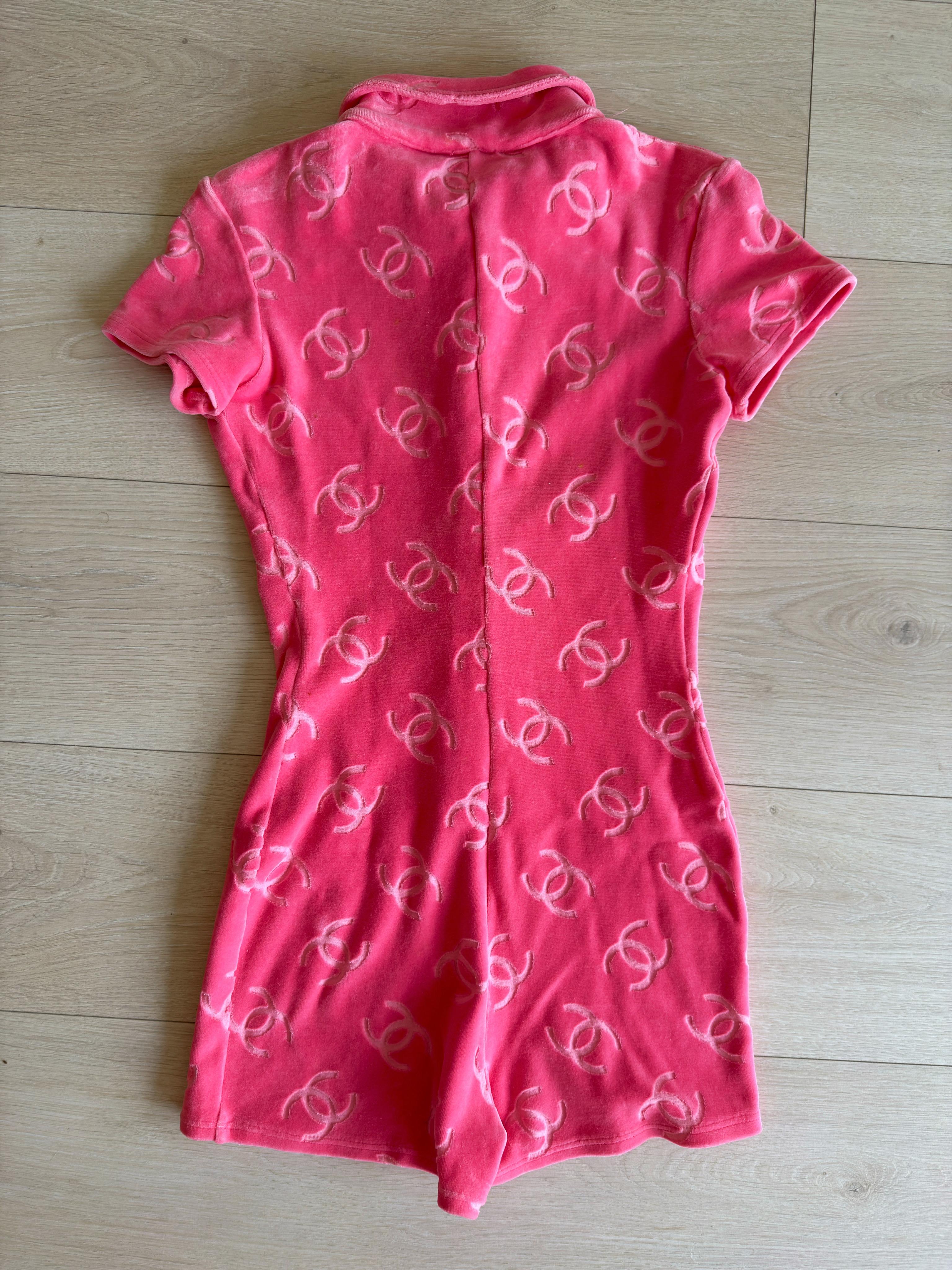 Chanel 1996 Romper de terciopelo - Colección 96P

Extremadamente raro y codiciado, este pelele Chanel es una auténtica pieza de archivo de la colección de primavera de 1996. Confeccionado en terciopelo rosa con logotipos CC entrelazados, es uno de