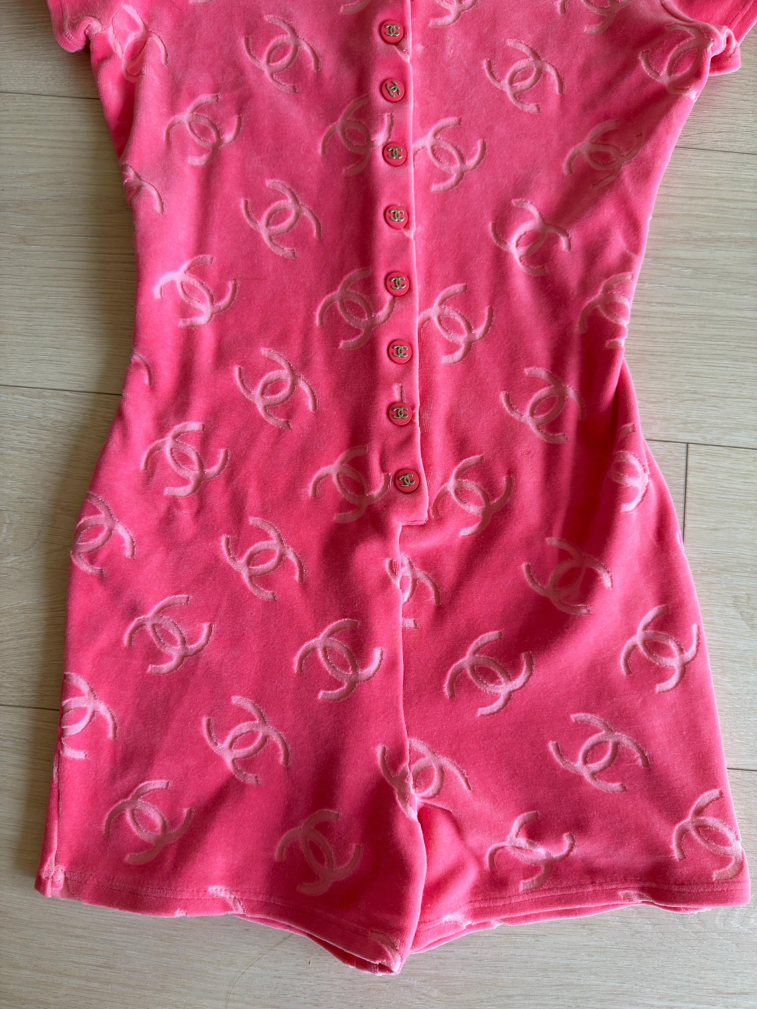 Femenino o masculino Chanel 1996 Velour Romper Rosa sz 38 en venta