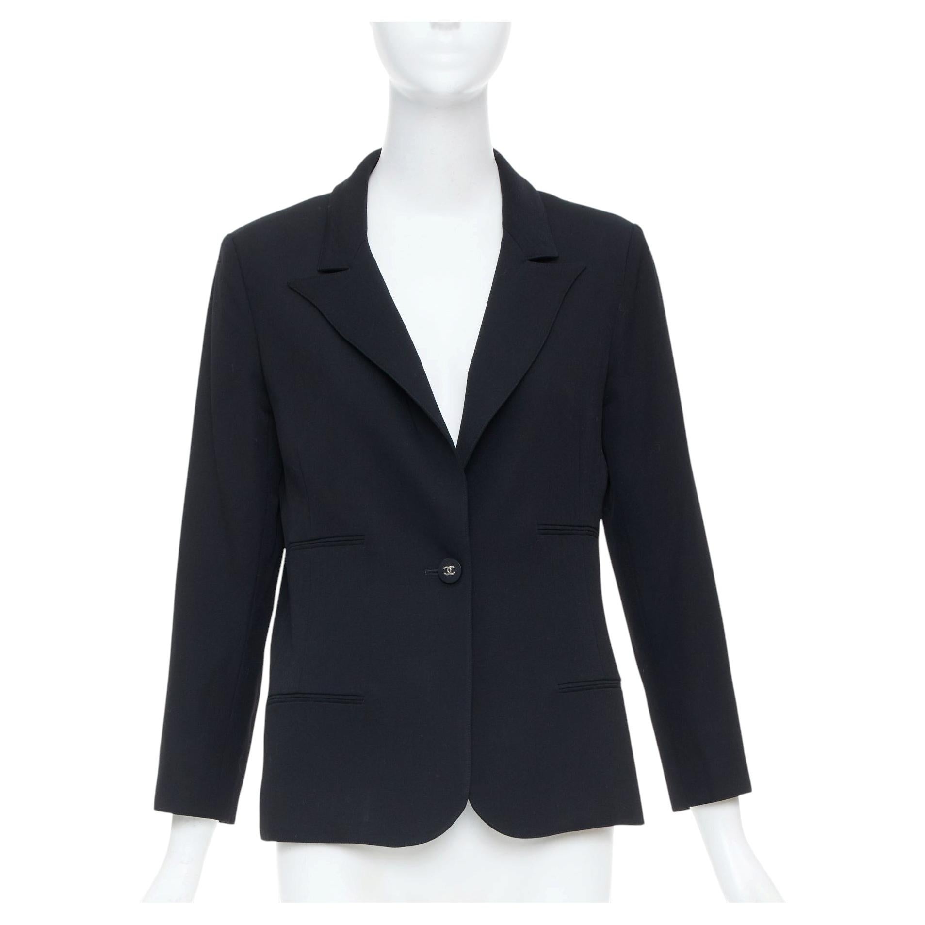 Blazer vintage de CHANEL de 1996, de lana negra, con un solo botón con el logotipo «cc» y bolsillo, talla FR36 XS