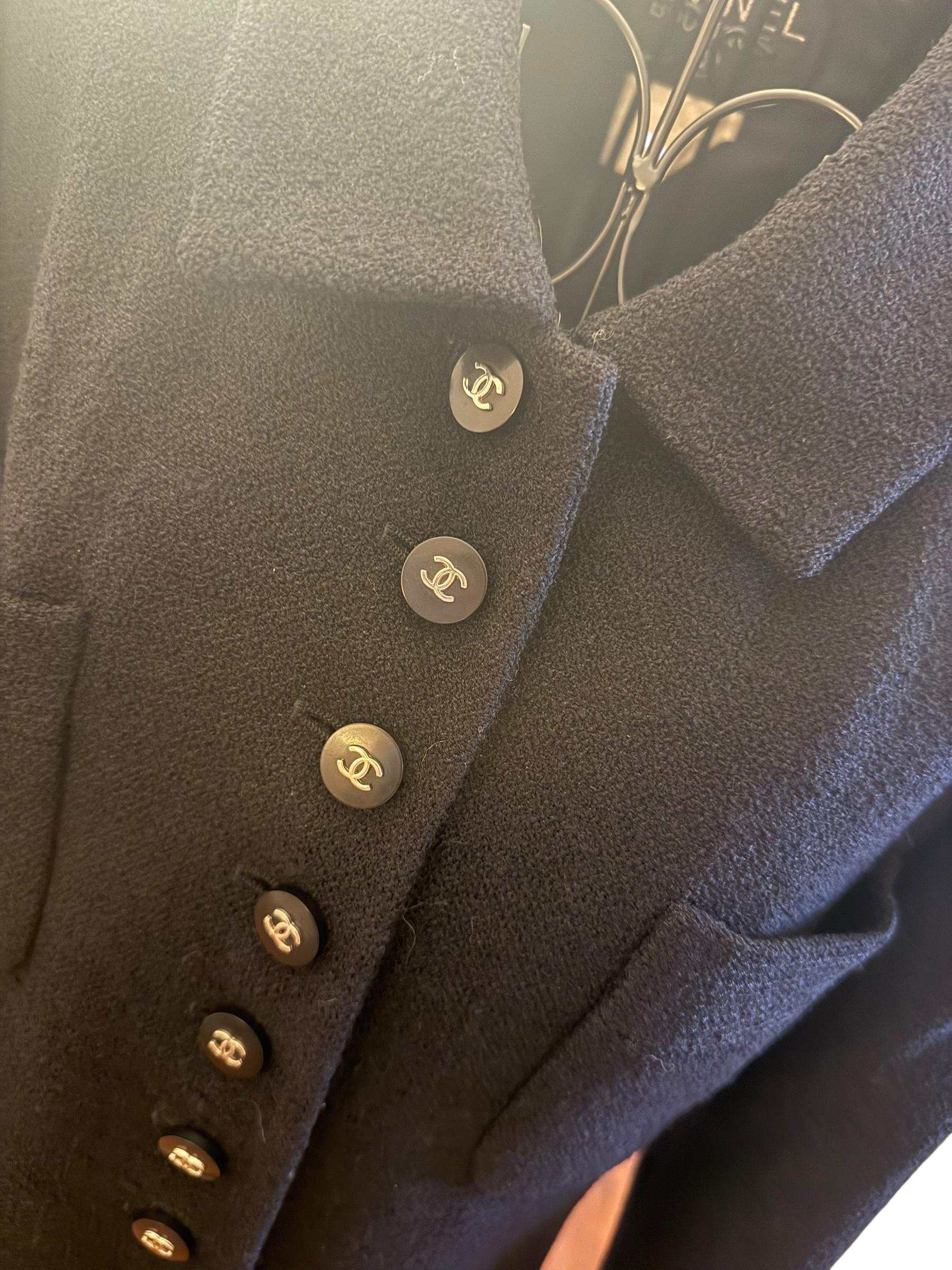 Nero Chanel 1996 Vintage Navy Giacca in lana lunga con 13 bottoni CC in vendita