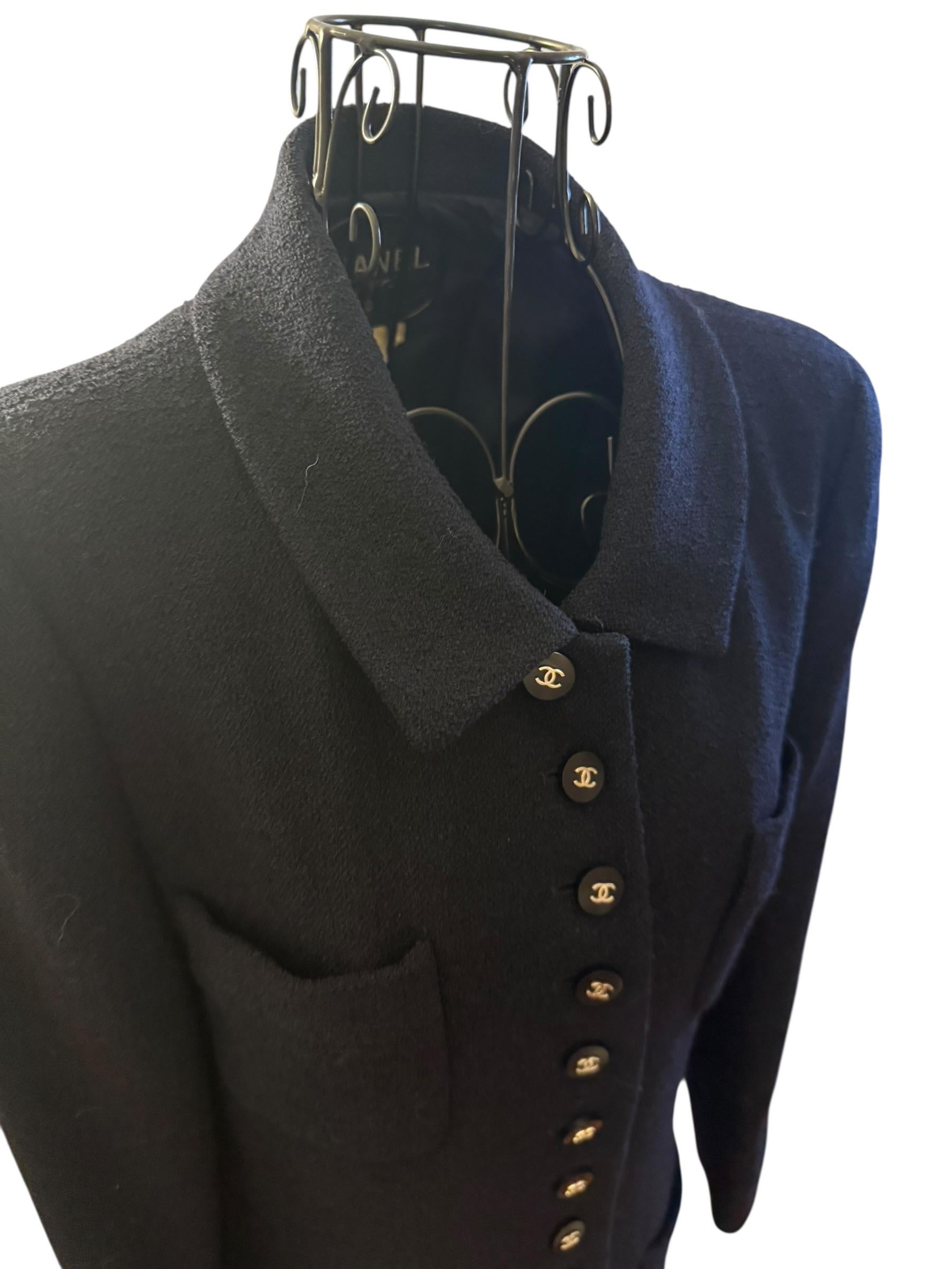 Chanel 1996 Vintage Navy Giacca in lana lunga con 13 bottoni CC In condizioni buone in vendita a Rowland Heights, CA
