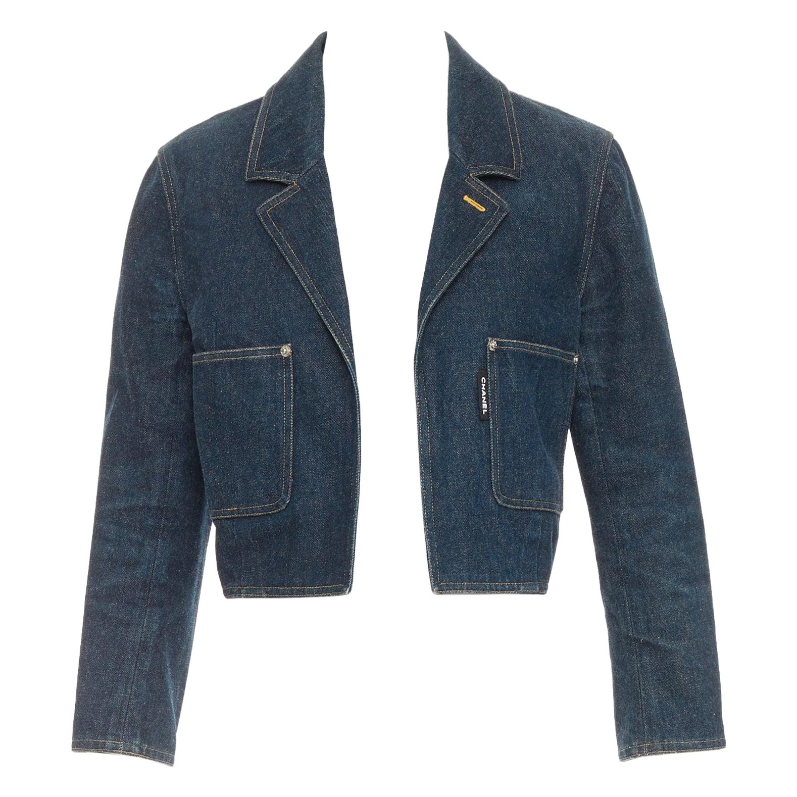 CHANEL 1996 Vintage gewaschene Denim-Jacke mit aufgesetzter Logotasche im Angebot