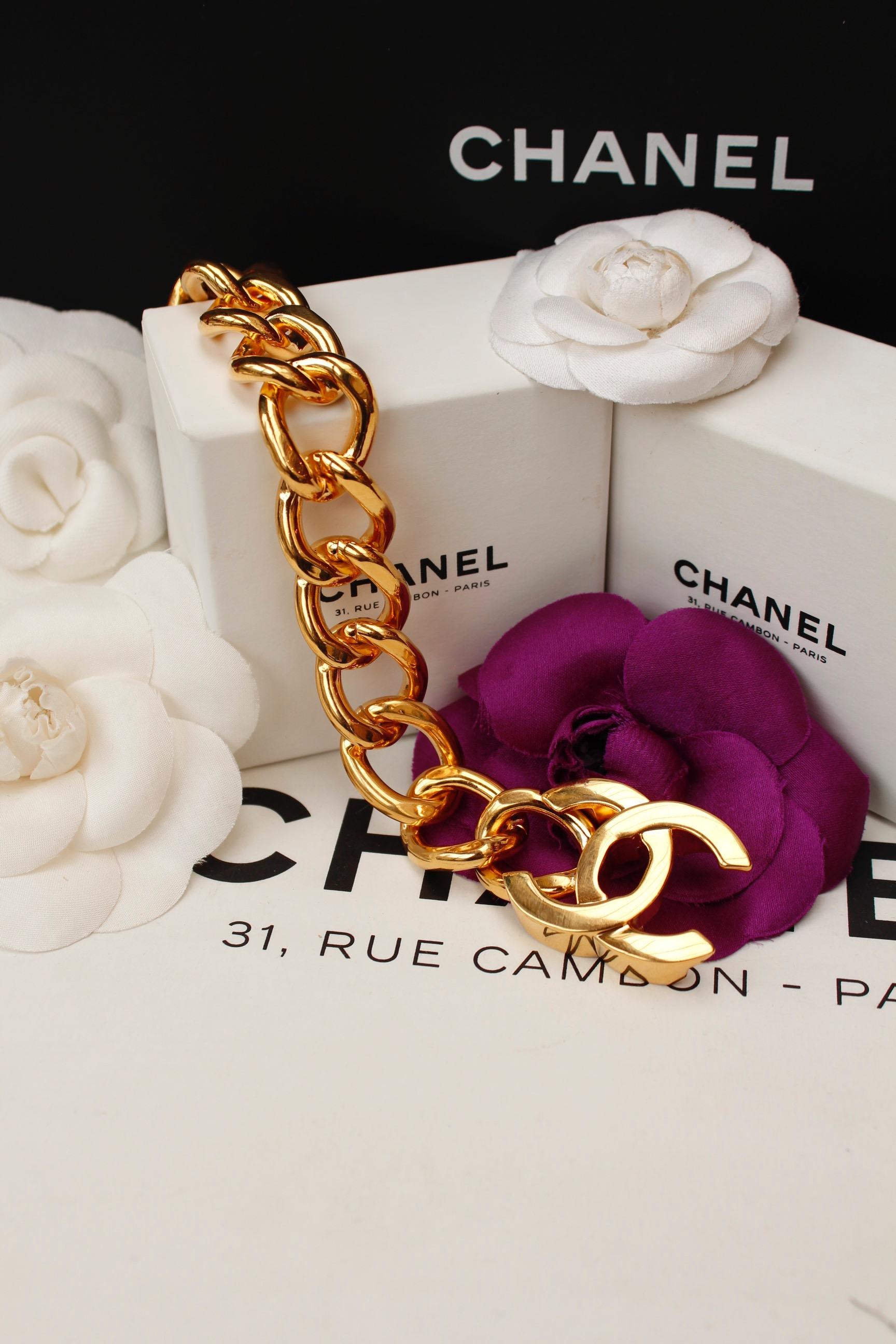 CHANEL (Made in France)
Lovely wide gilted metal chain bracelet adorned with a famous CC turnlock clasp. Iconic model.

1996 Spring Summer Collection.

Length 21 cm (8.2 in).

Very good condition.