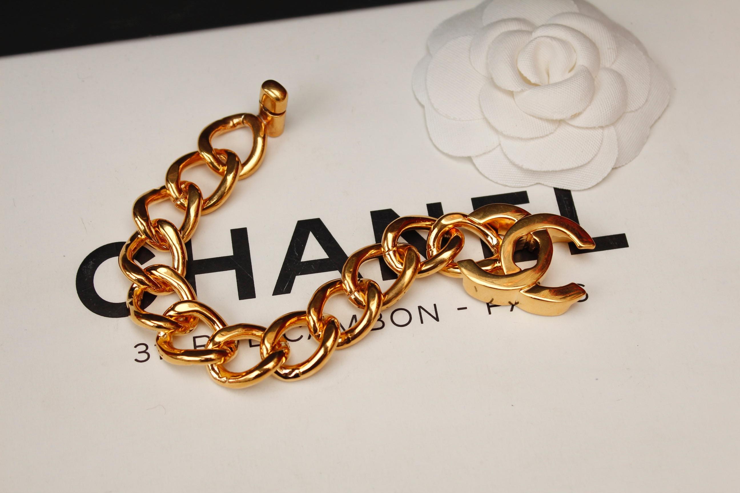 CHANEL 1996P Gilted metal chains bracelet with CC turnlock In Excellent Condition In Paris, FR