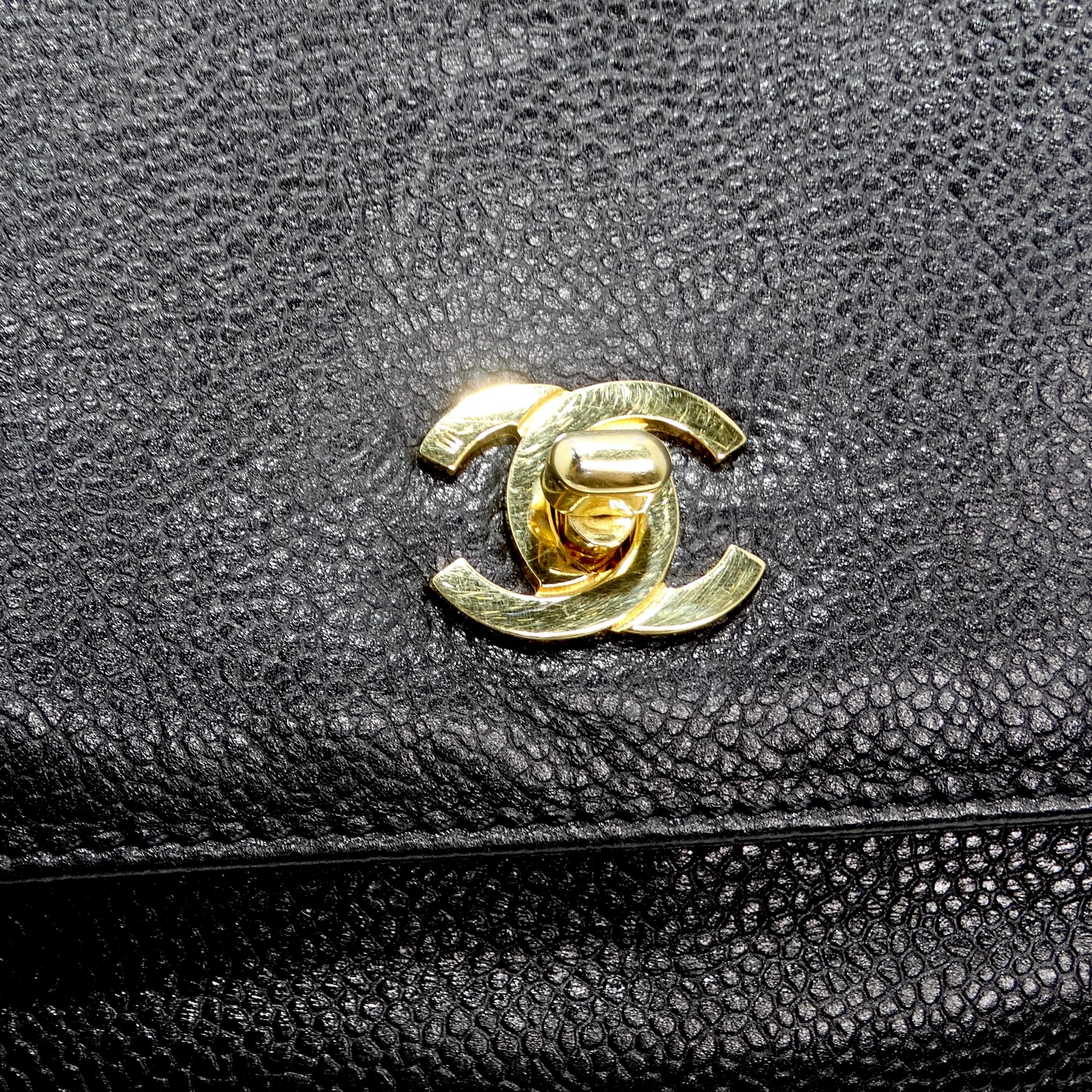 Voici l'emblématique sac à dos en cuir Chanel 1997 Black CC, un accessoire intemporel et polyvalent qui respire le luxe et la sophistication. Confectionné dans un luxueux cuir de caviar noir, ce sac à dos classique a la taille idéale pour un usage