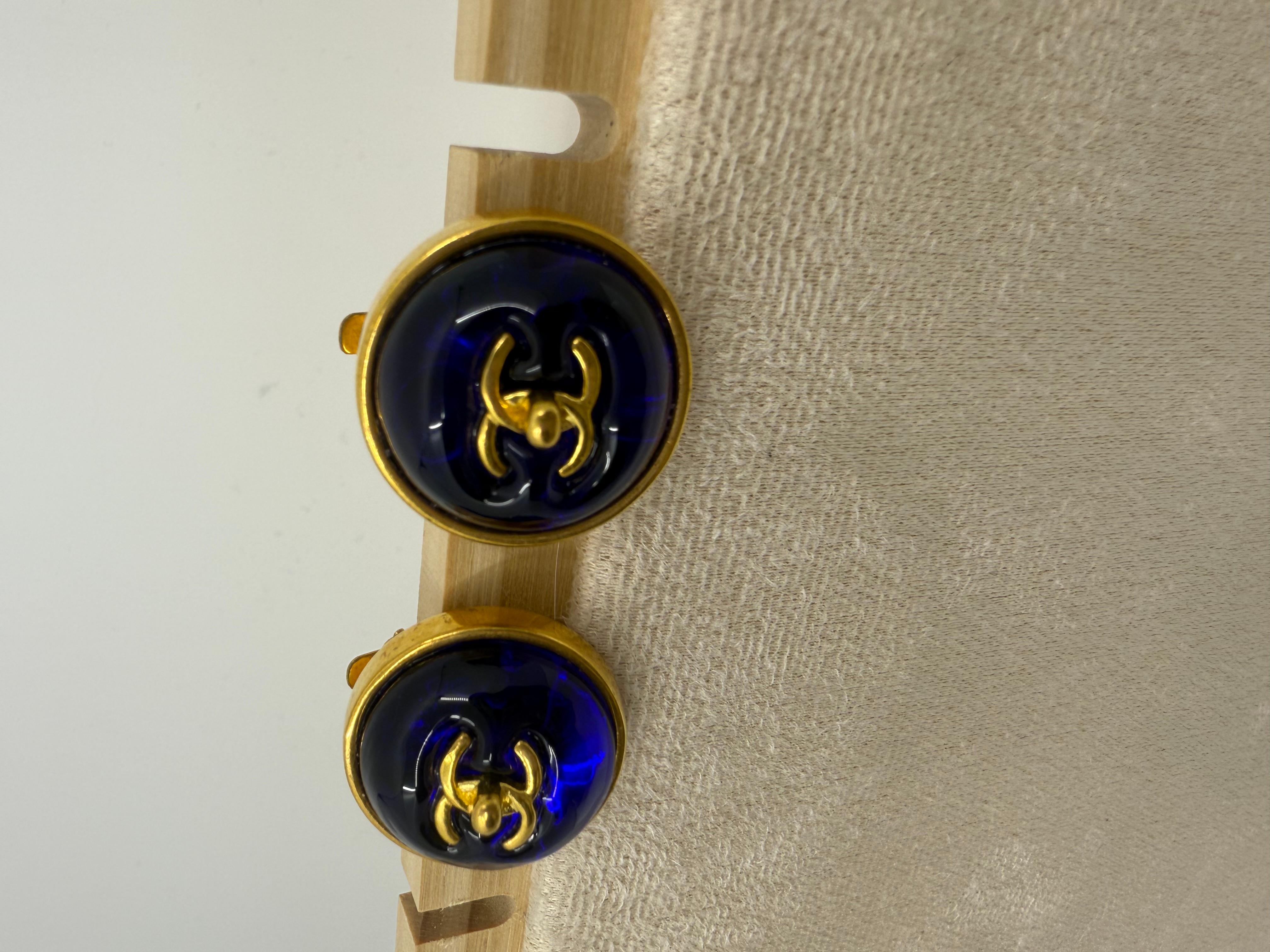 Chanel 1997 Pendientes Redondos Gripoix Azul Turnlock en Bueno estado para la venta en Rowland Heights, CA